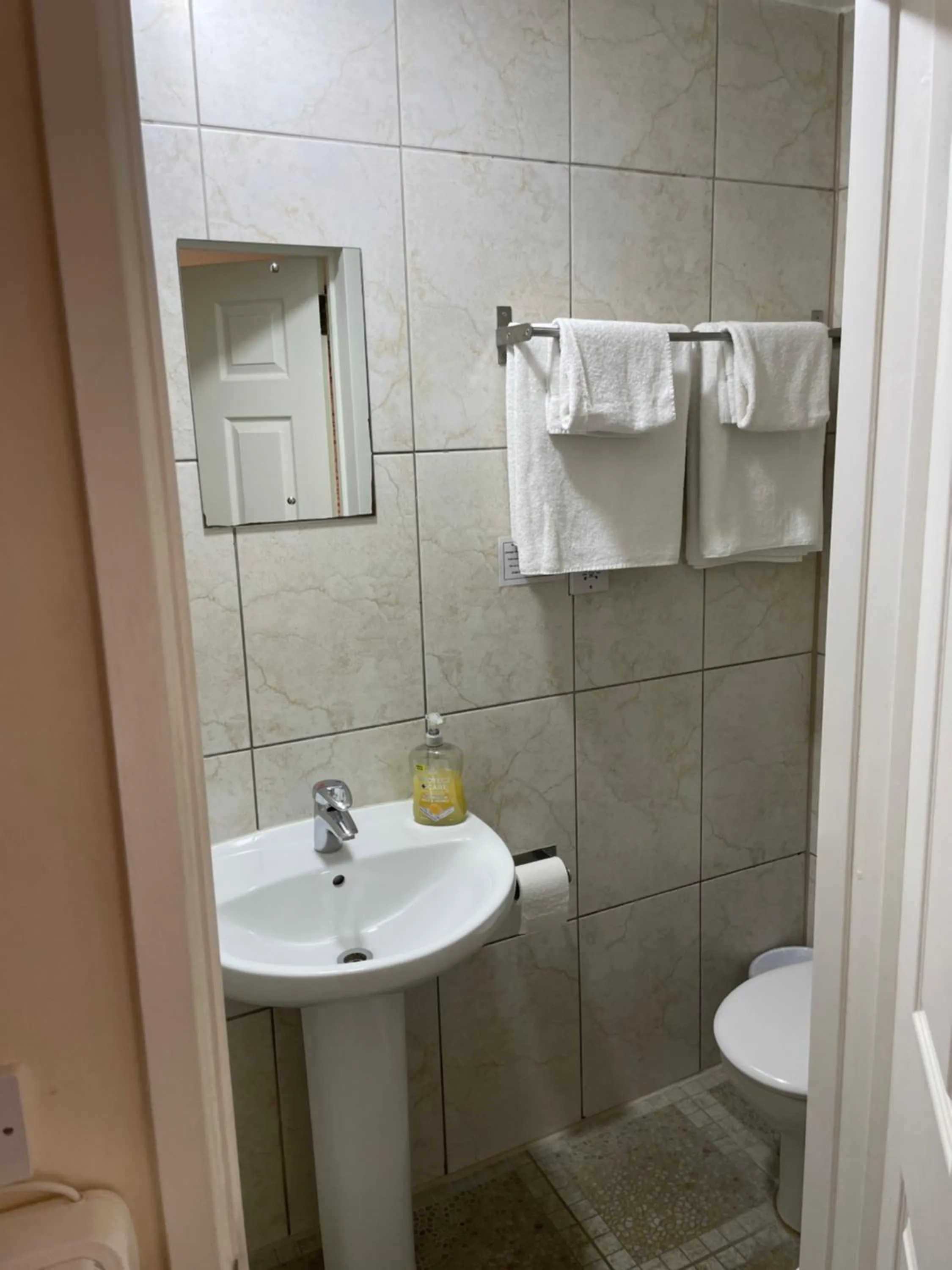 Shower in Bridge Farm Guesthouse rooms