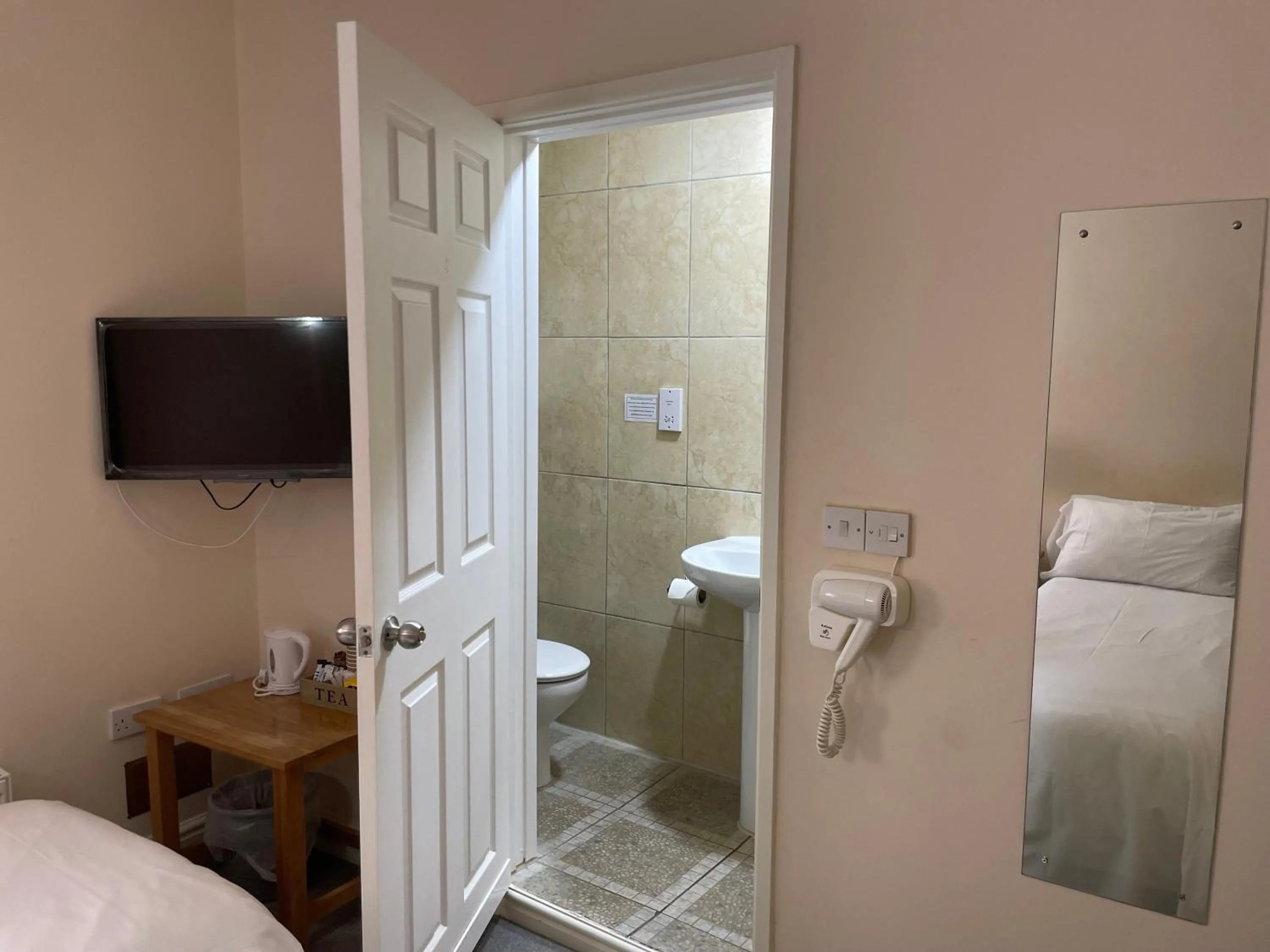 Toilet in Bridge Farm Guesthouse rooms