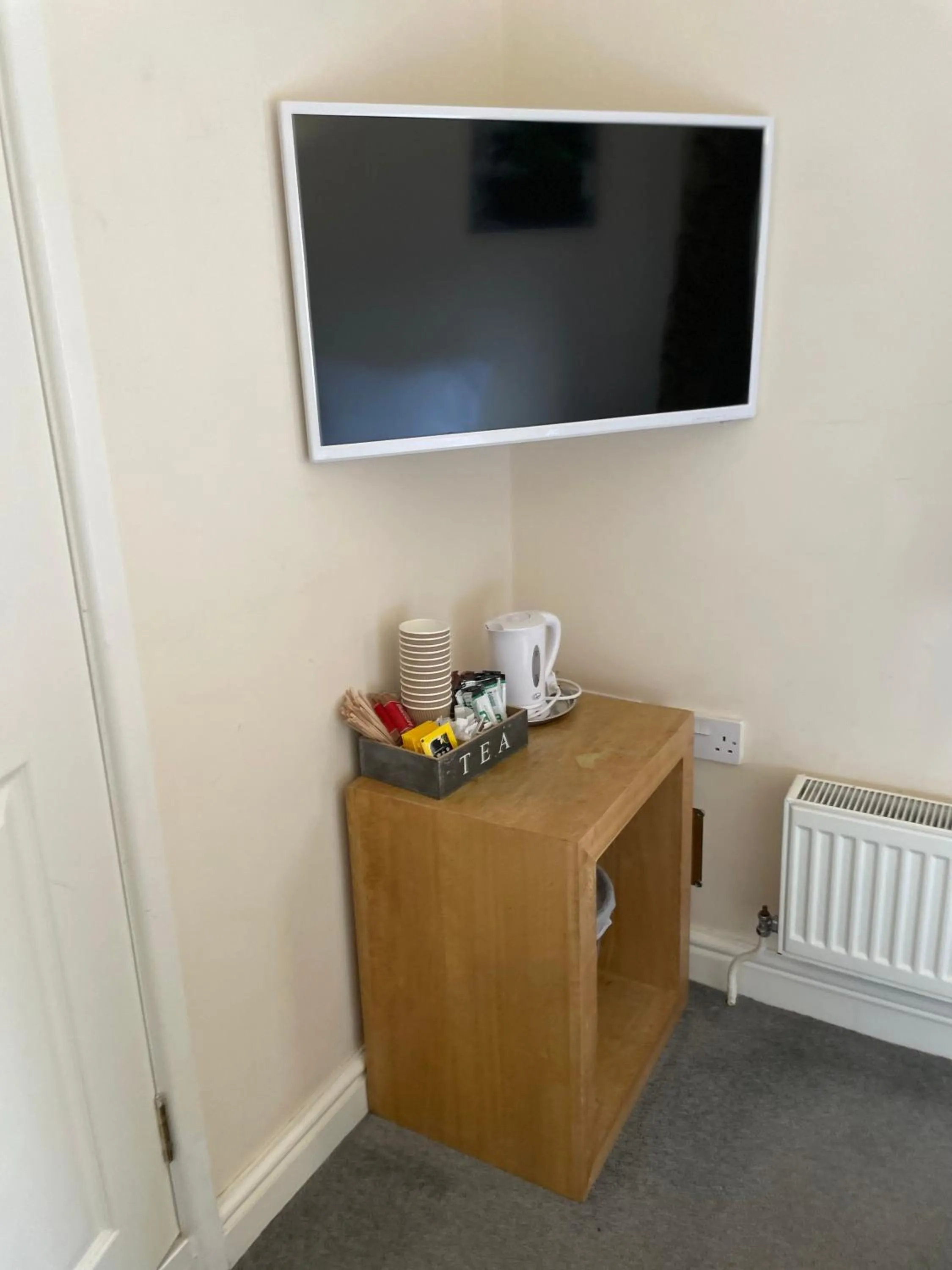 Coffee/tea facilities in Bridge Farm Guesthouse rooms