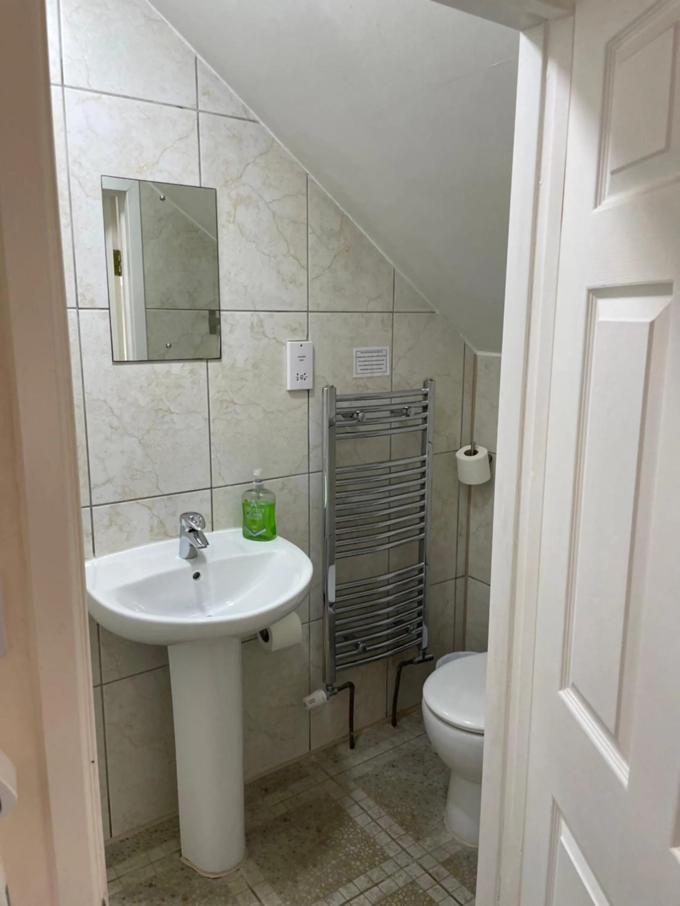 Shower in Bridge Farm Guesthouse rooms