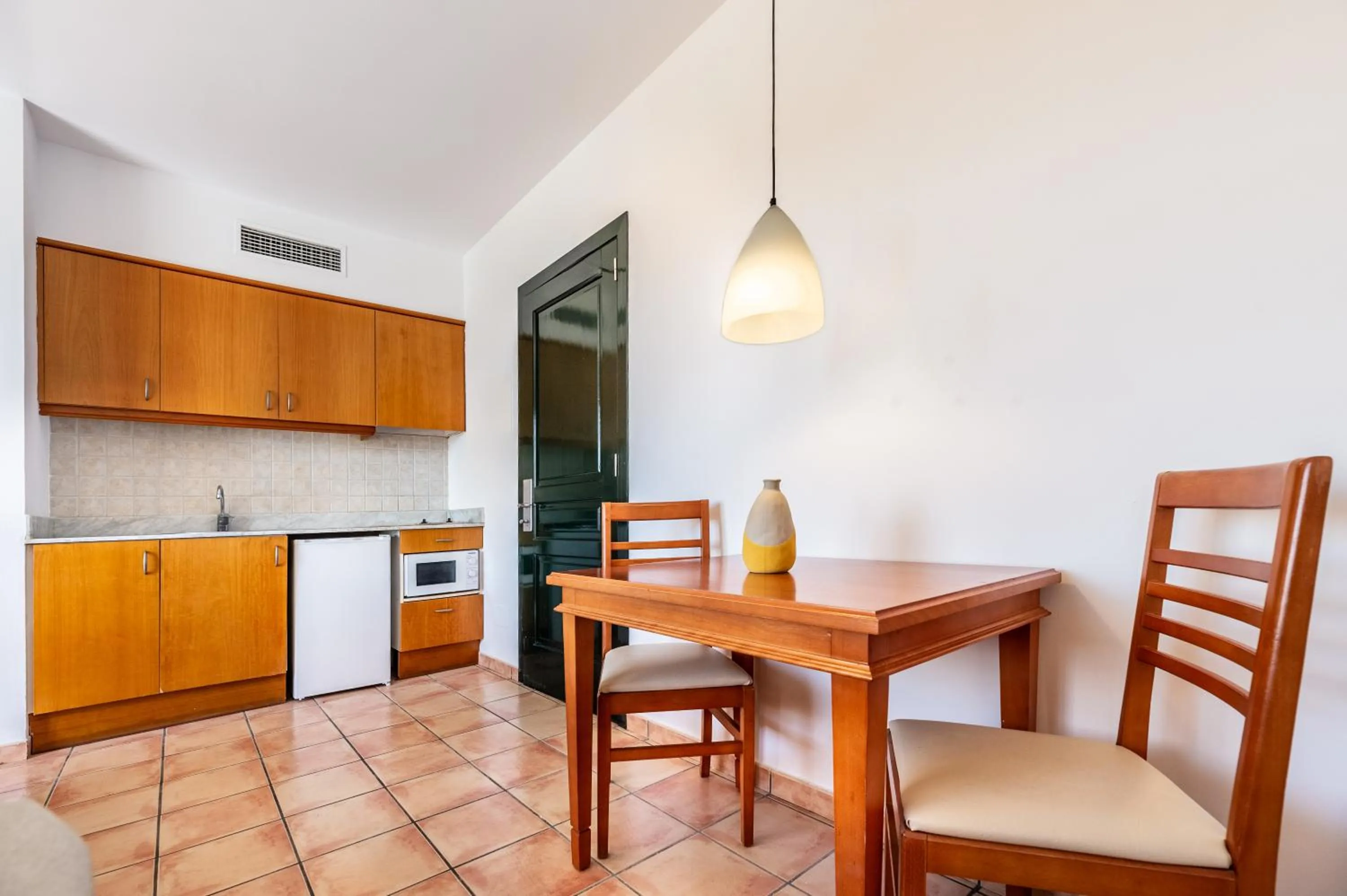 Kitchen or kitchenette in Vibra Blanc Palace Aparthotel
