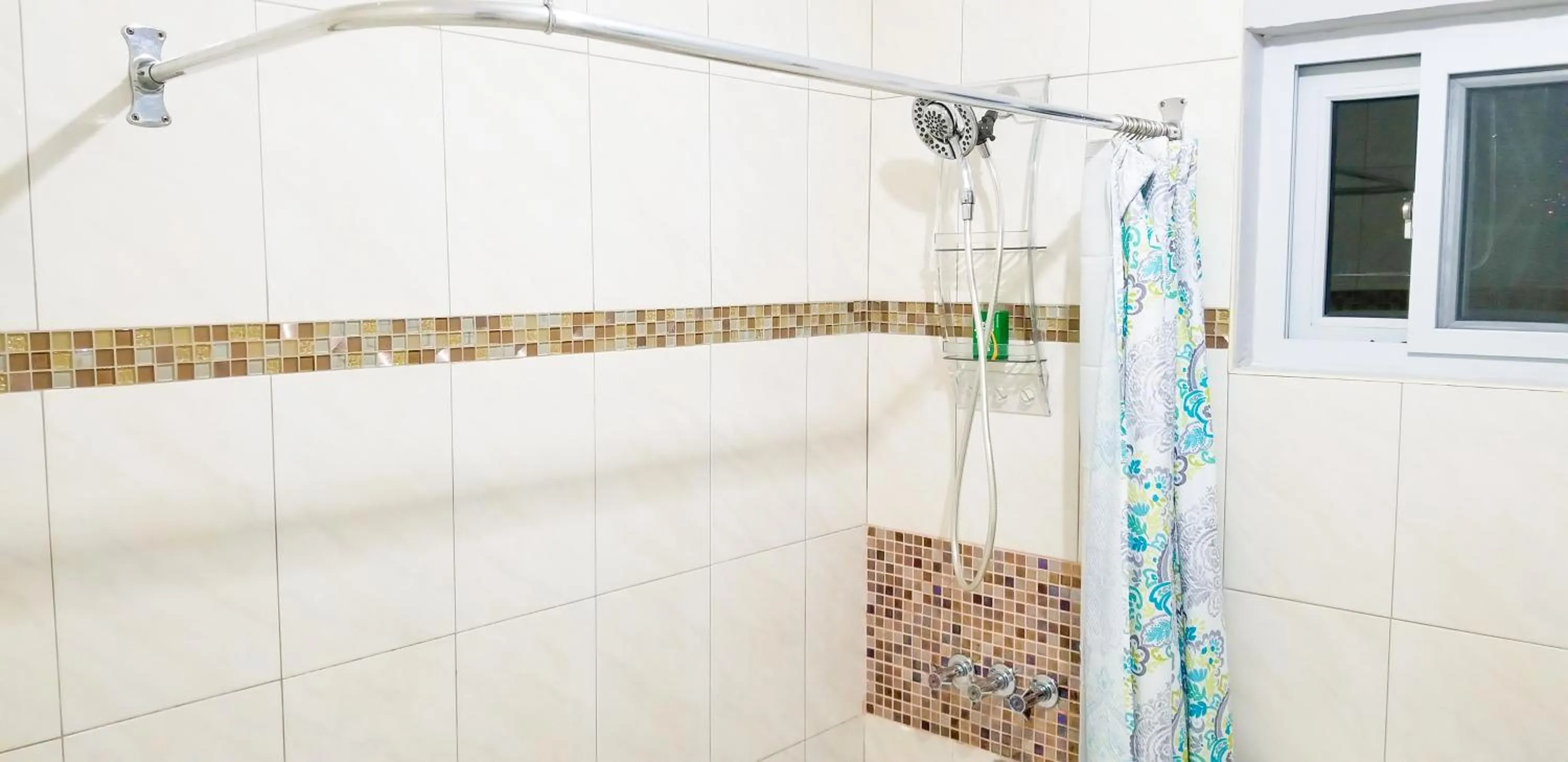 Shower in Casa Tamar Guest Apartment