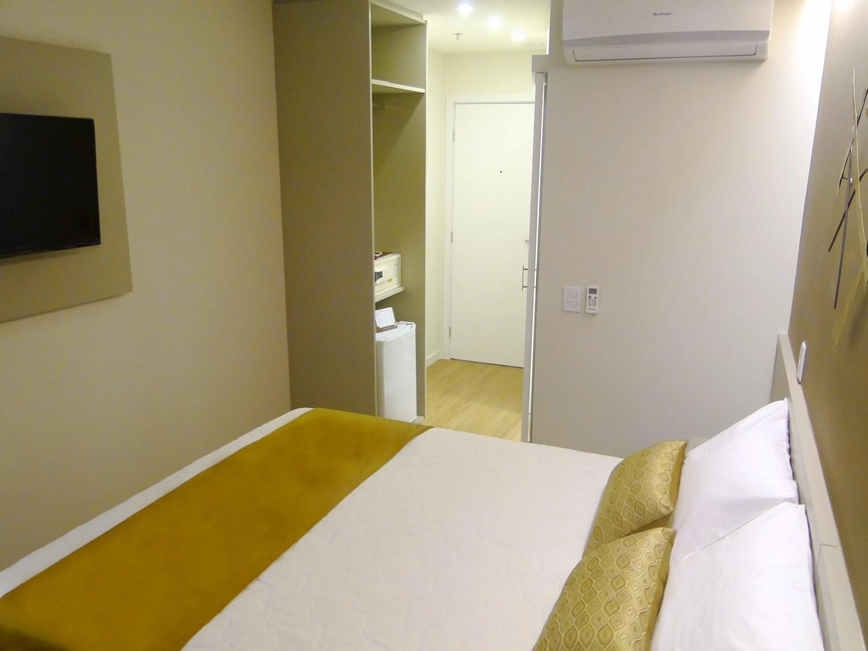 Bedroom, Bed in Easy Hotel Cachoeiro de Itapemirim by Atlantica
