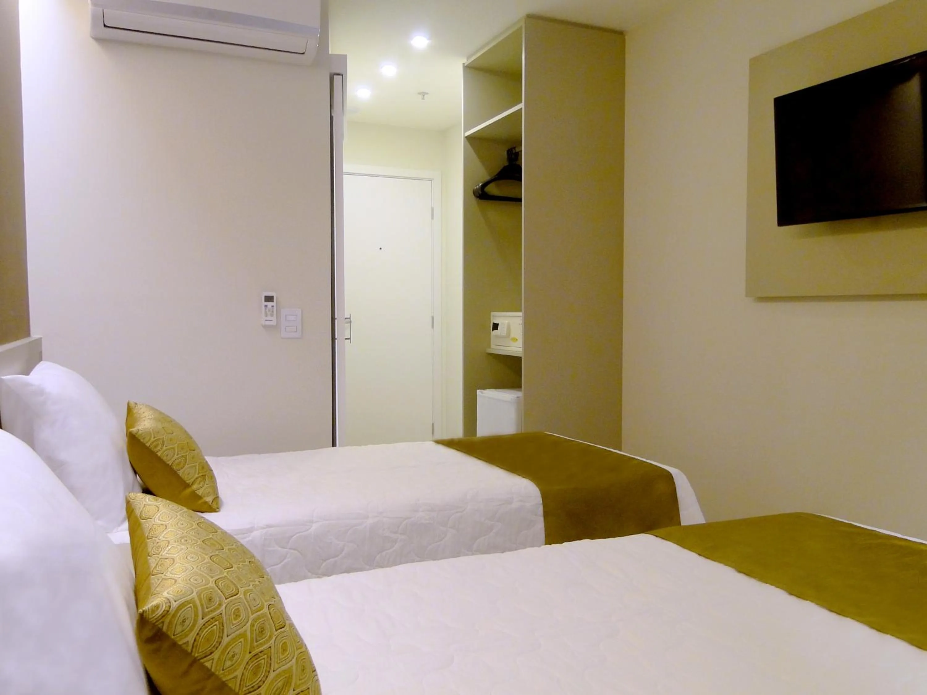 Bedroom, Bed in Easy Hotel Cachoeiro de Itapemirim by Atlantica