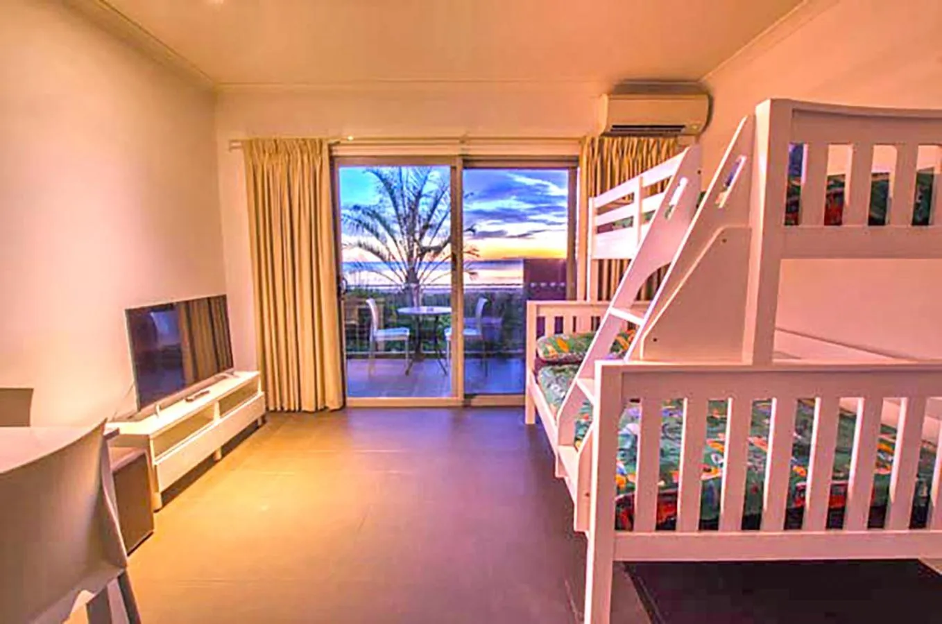Communal lounge/ TV room, Bed in Onslow Beach Resort