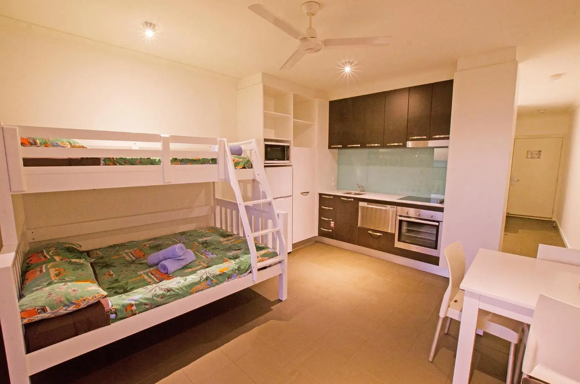 Kitchen or kitchenette, Bed in Onslow Beach Resort Kitchen or kitchenette, Bed in Onslow Beach Resort