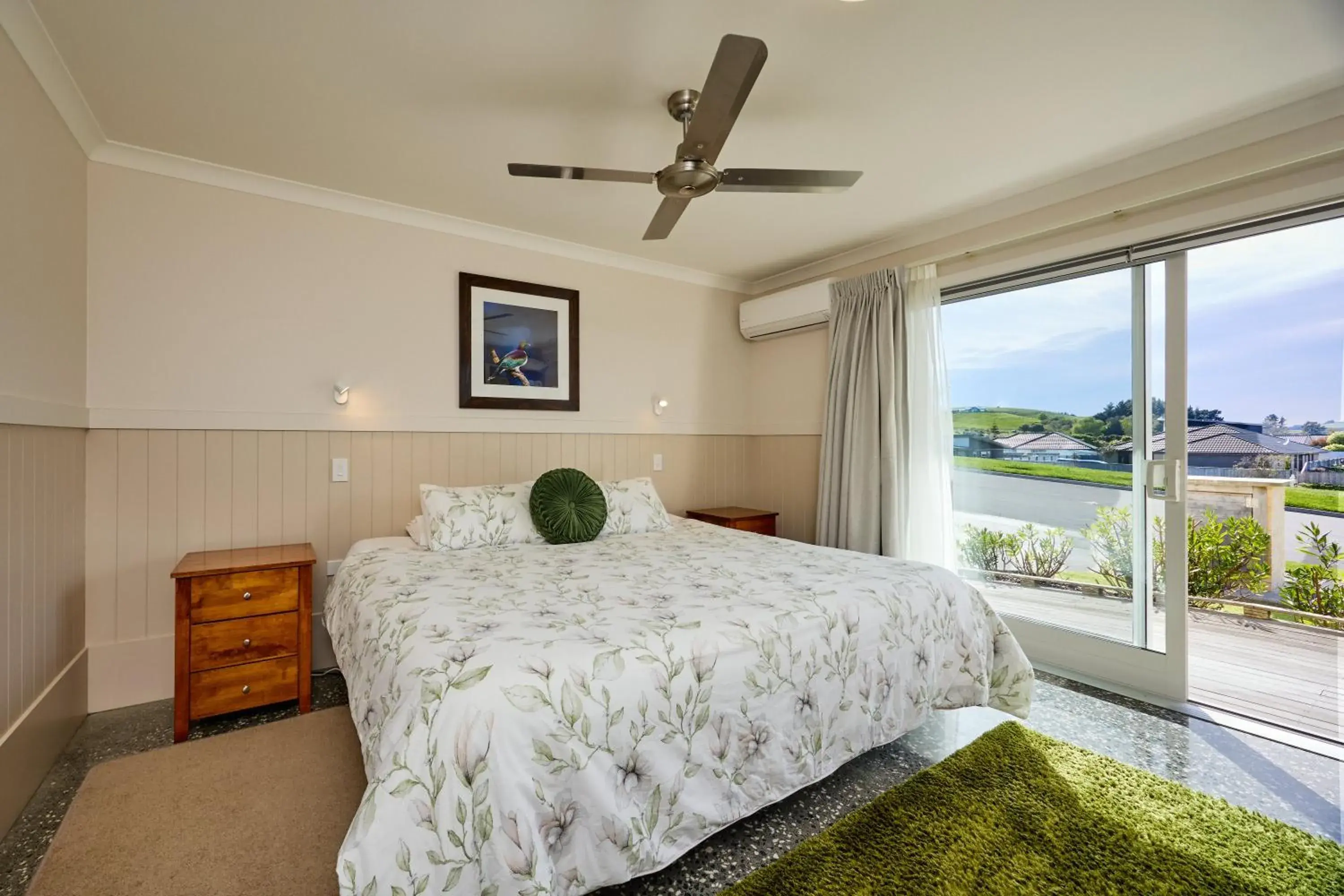 Deluxe King Room - E1 - Golfers View in Kakatu Retreat Deluxe King Room - E1 - Golfers View in Kakatu Retreat