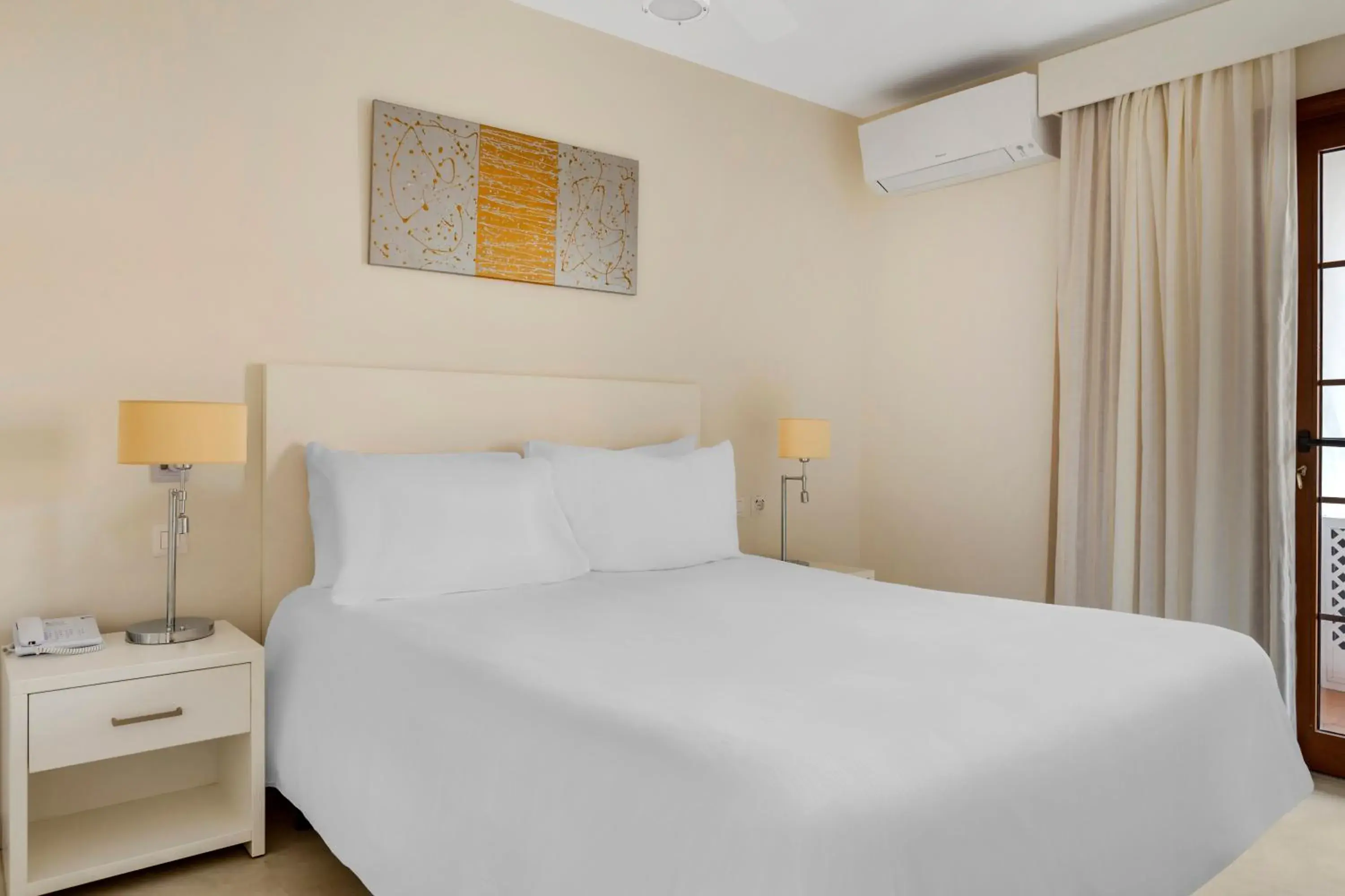 Bedroom, Bed in Sunset View Club Bedroom, Bed in Sunset View Club