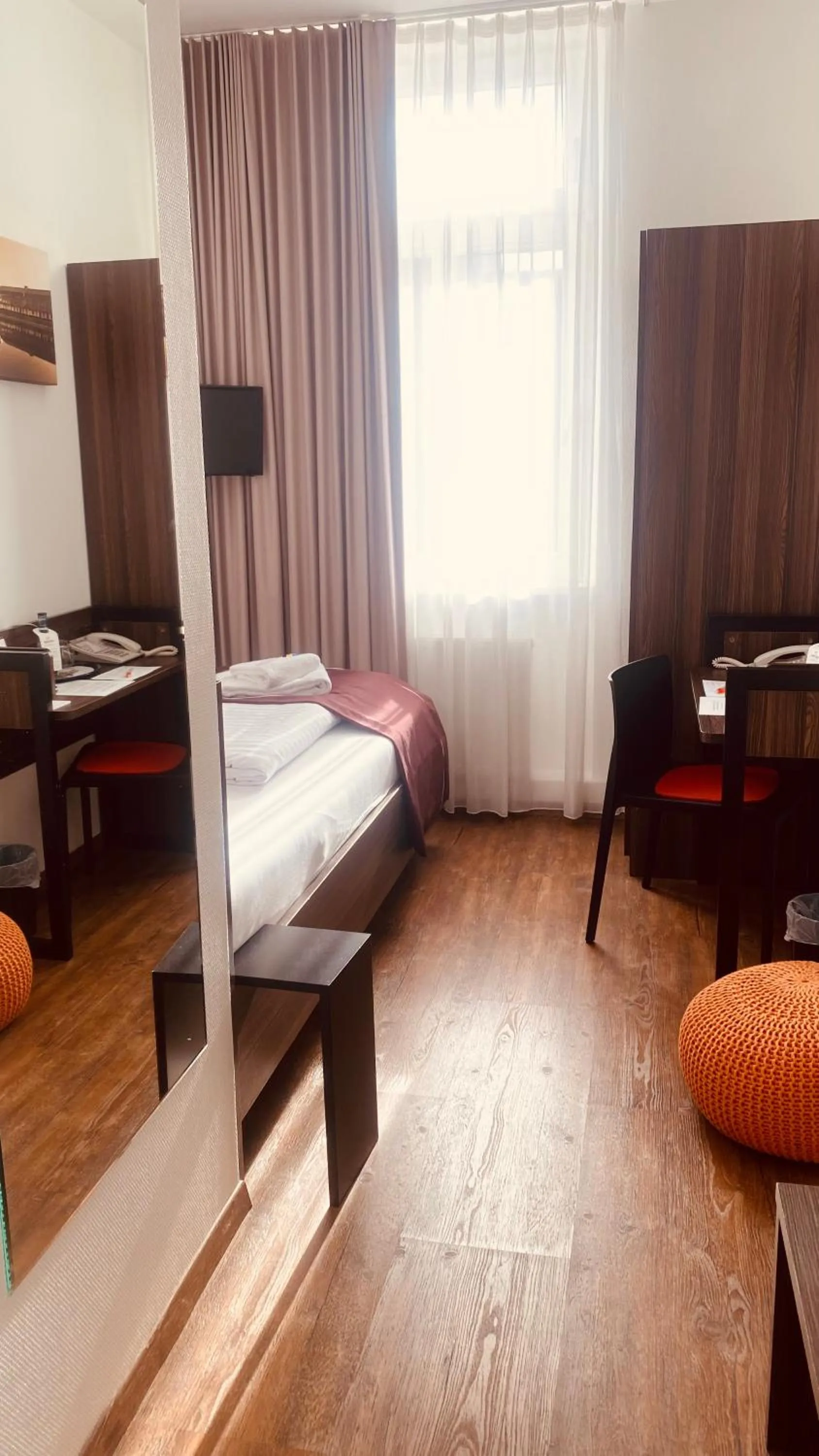 Photo of the whole room, Bed in sevenDays Hotel Karlsruhe