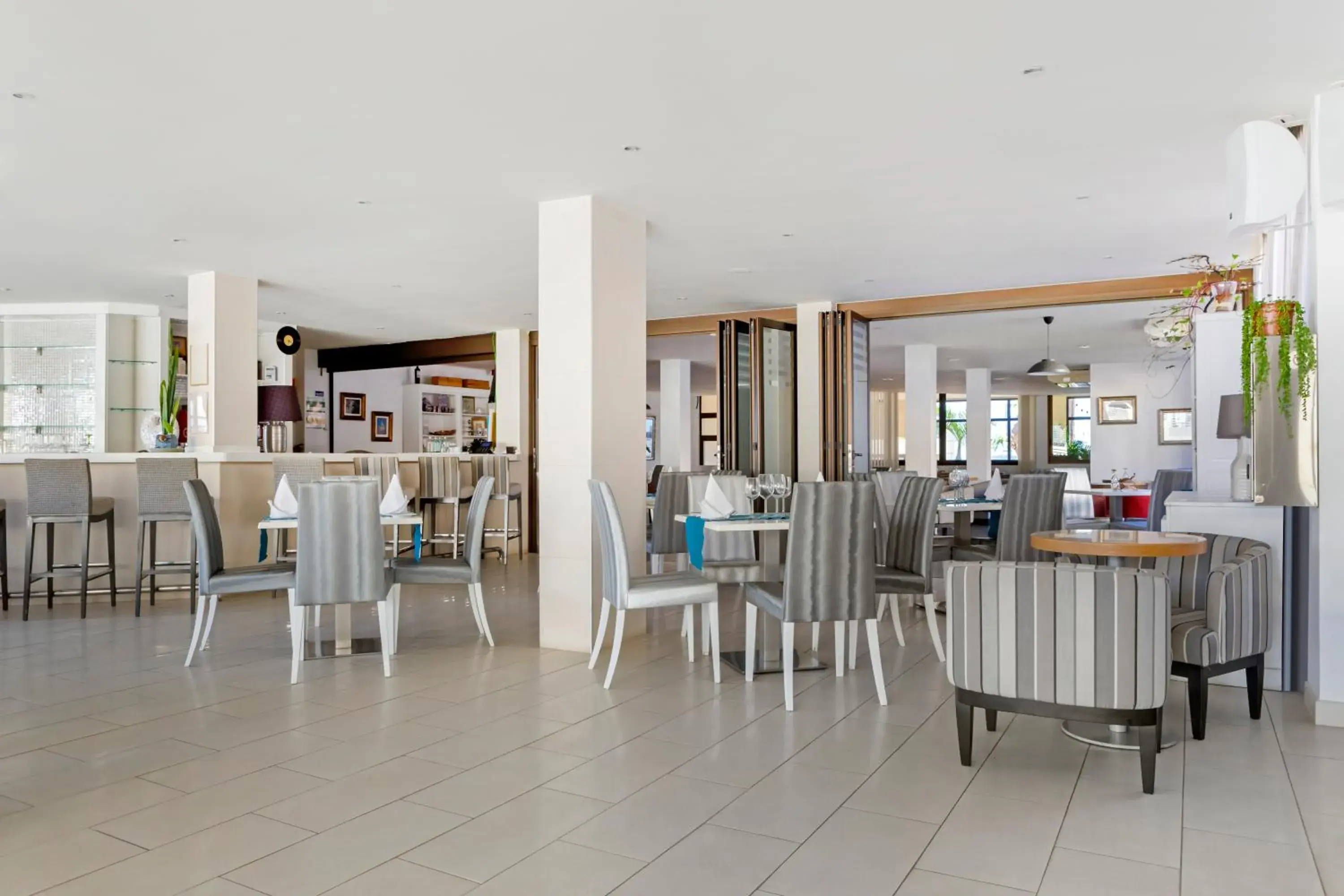 Restaurant/places to eat in Royal Sunset Beach Club Restaurant/places to eat in Royal Sunset Beach Club