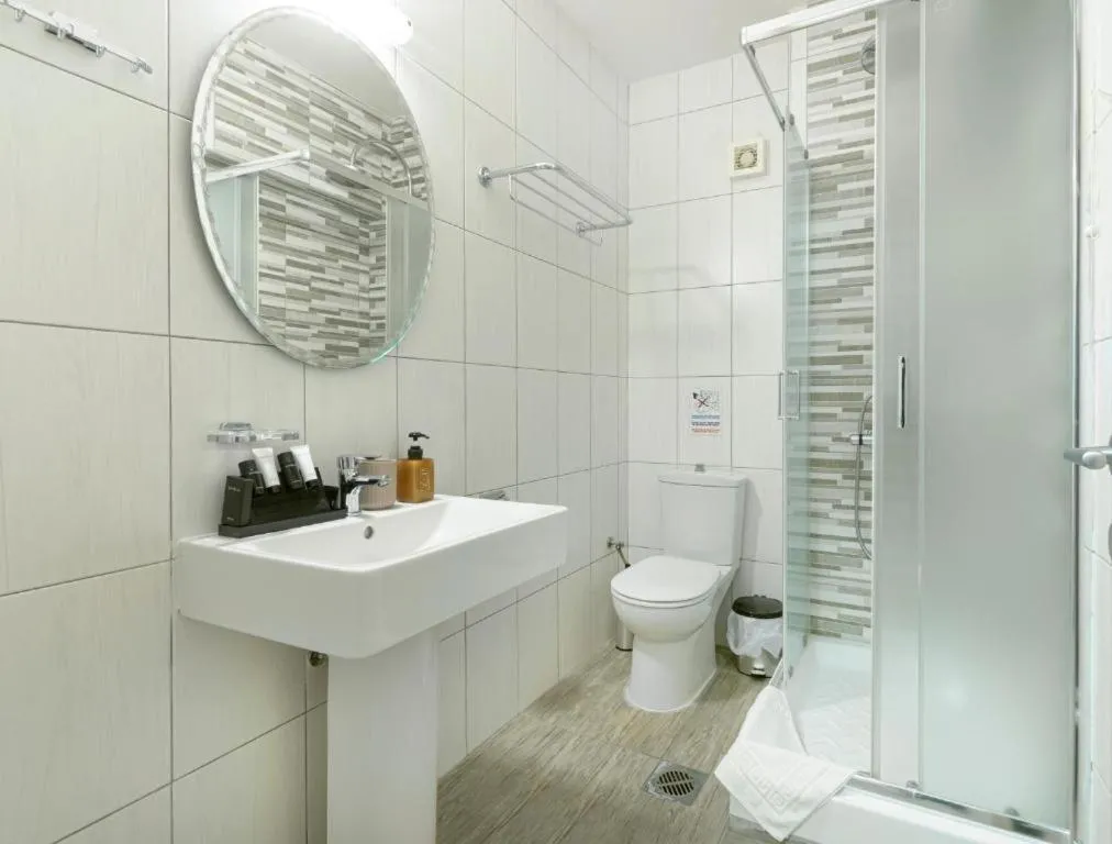 Shower in Dedis Apartment's
