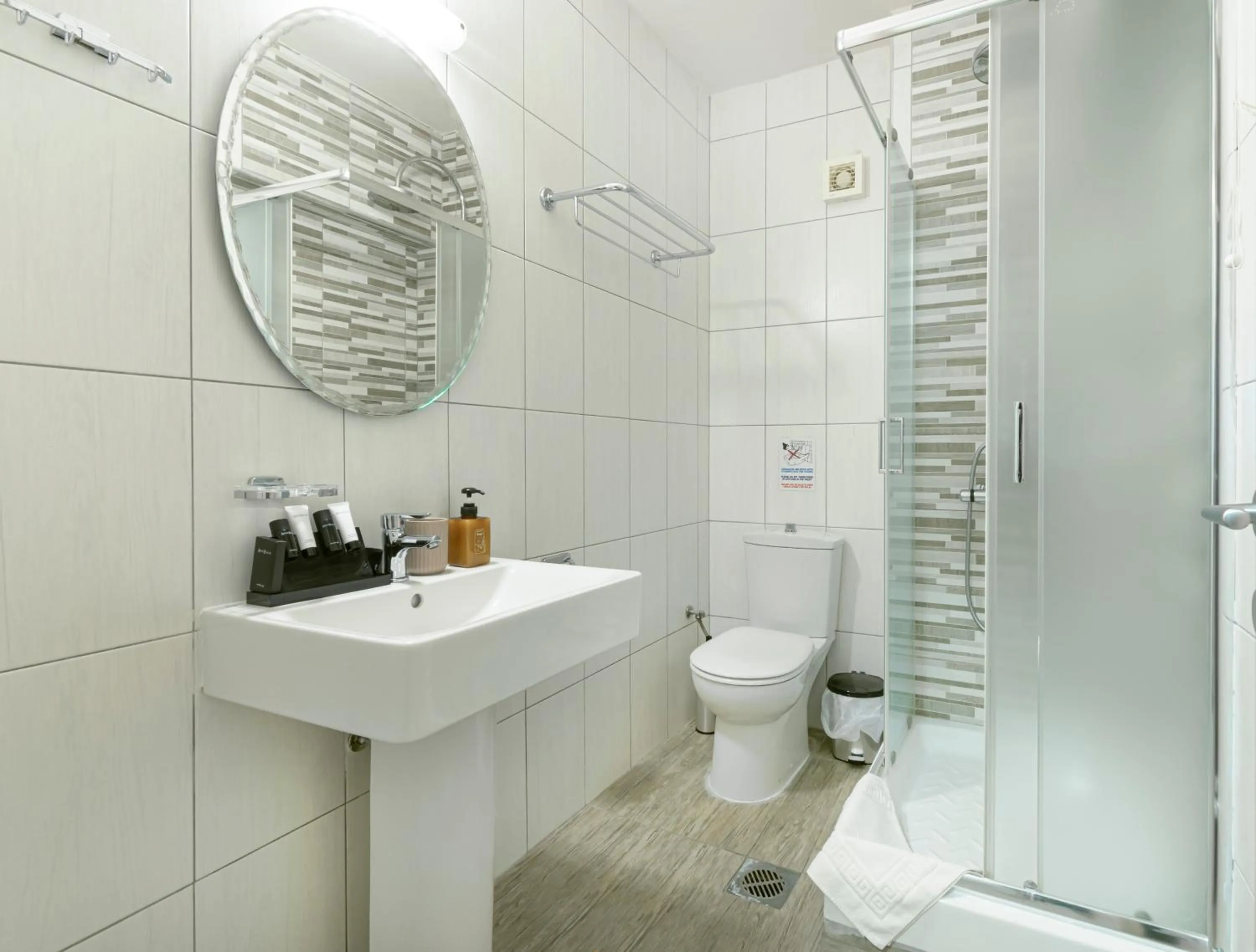 Shower in Dedis Apartment's