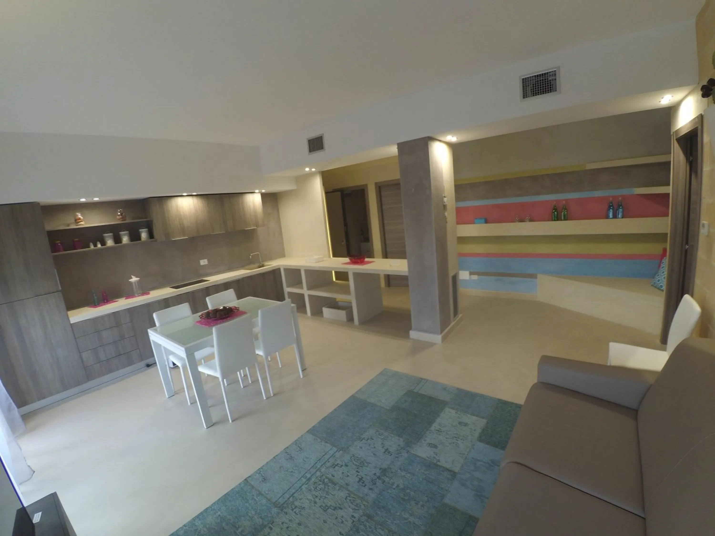 Kitchen or kitchenette in Bianco Mare