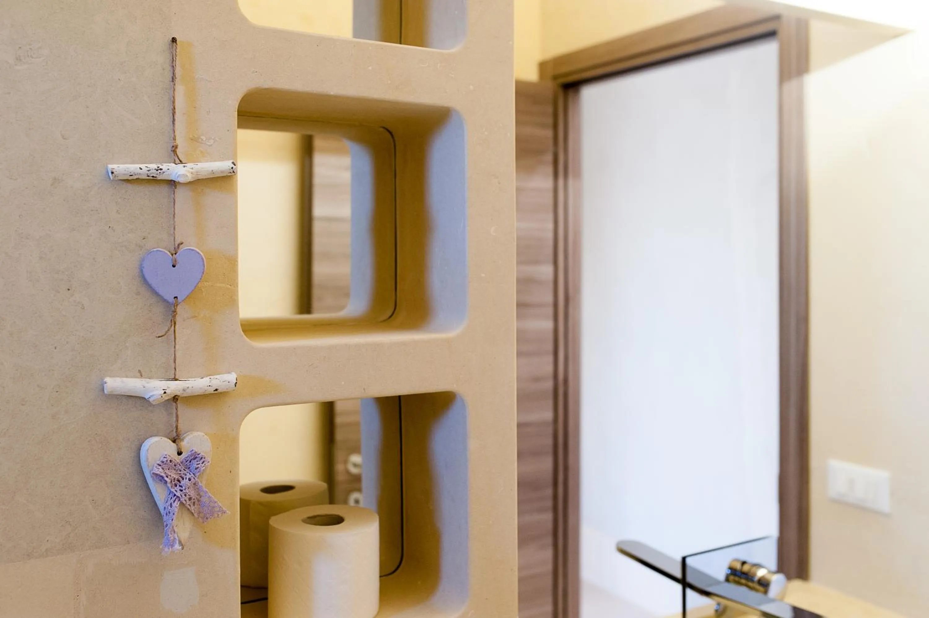 Decorative detail in Bianco Mare