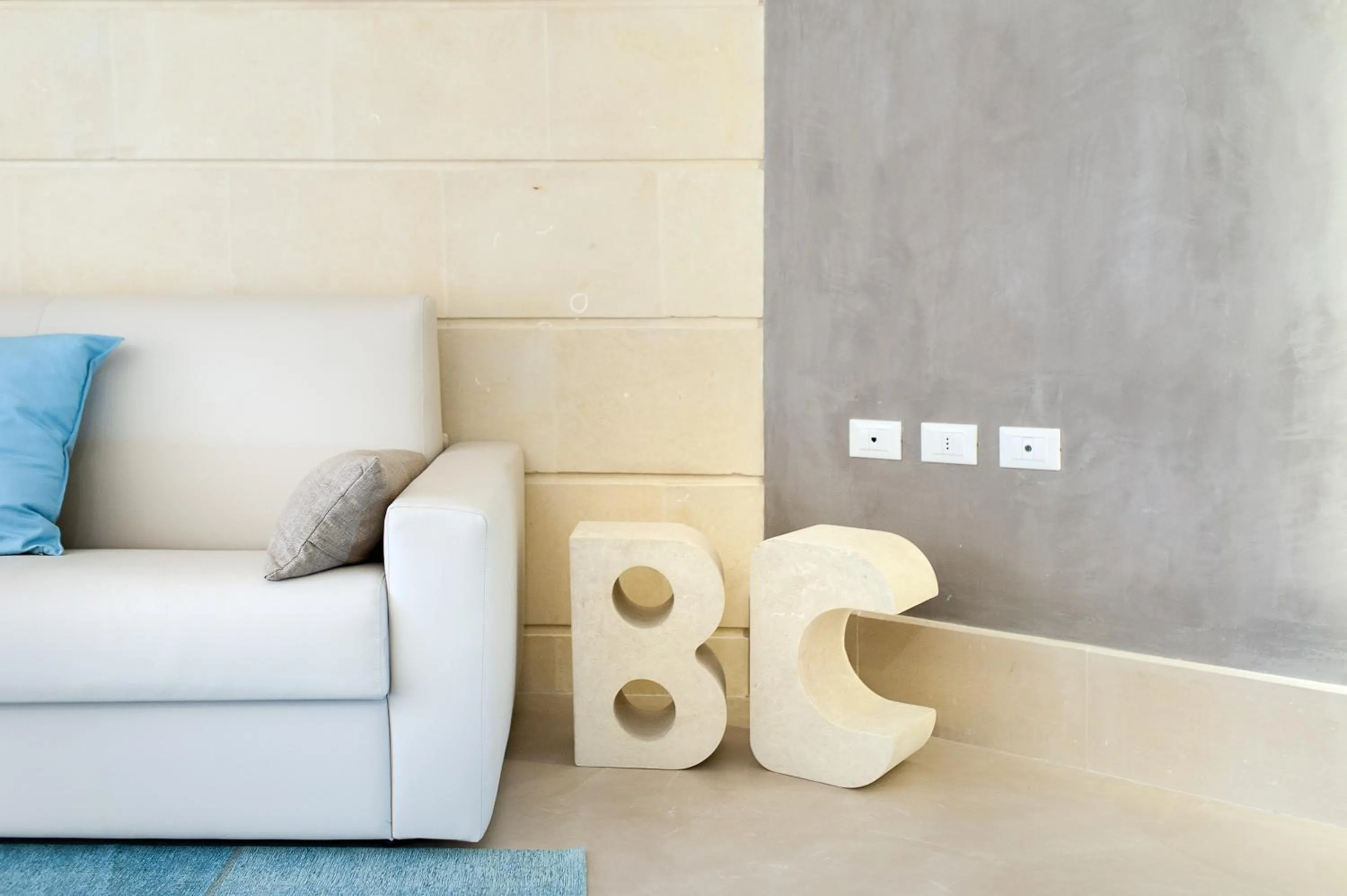 Decorative detail in Bianco Mare