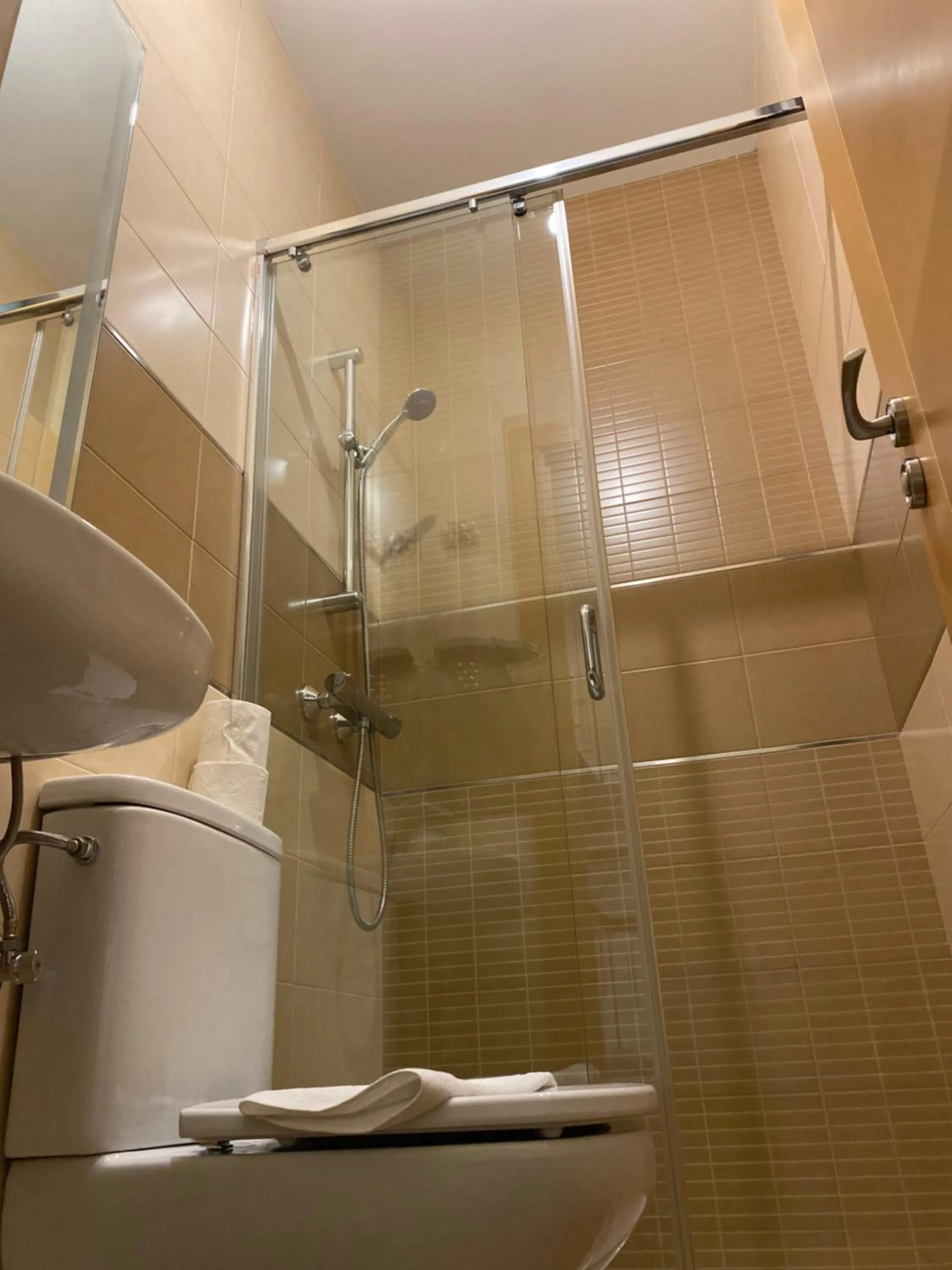 Shower in Hostal Abami II