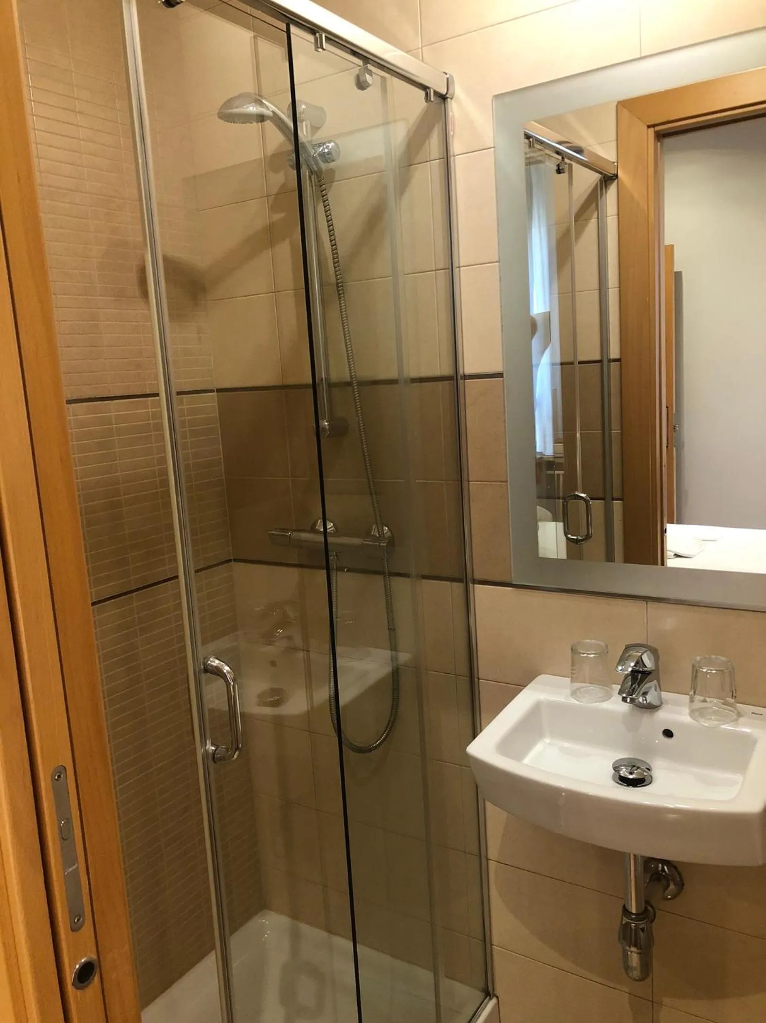 Shower in Hostal Abami II