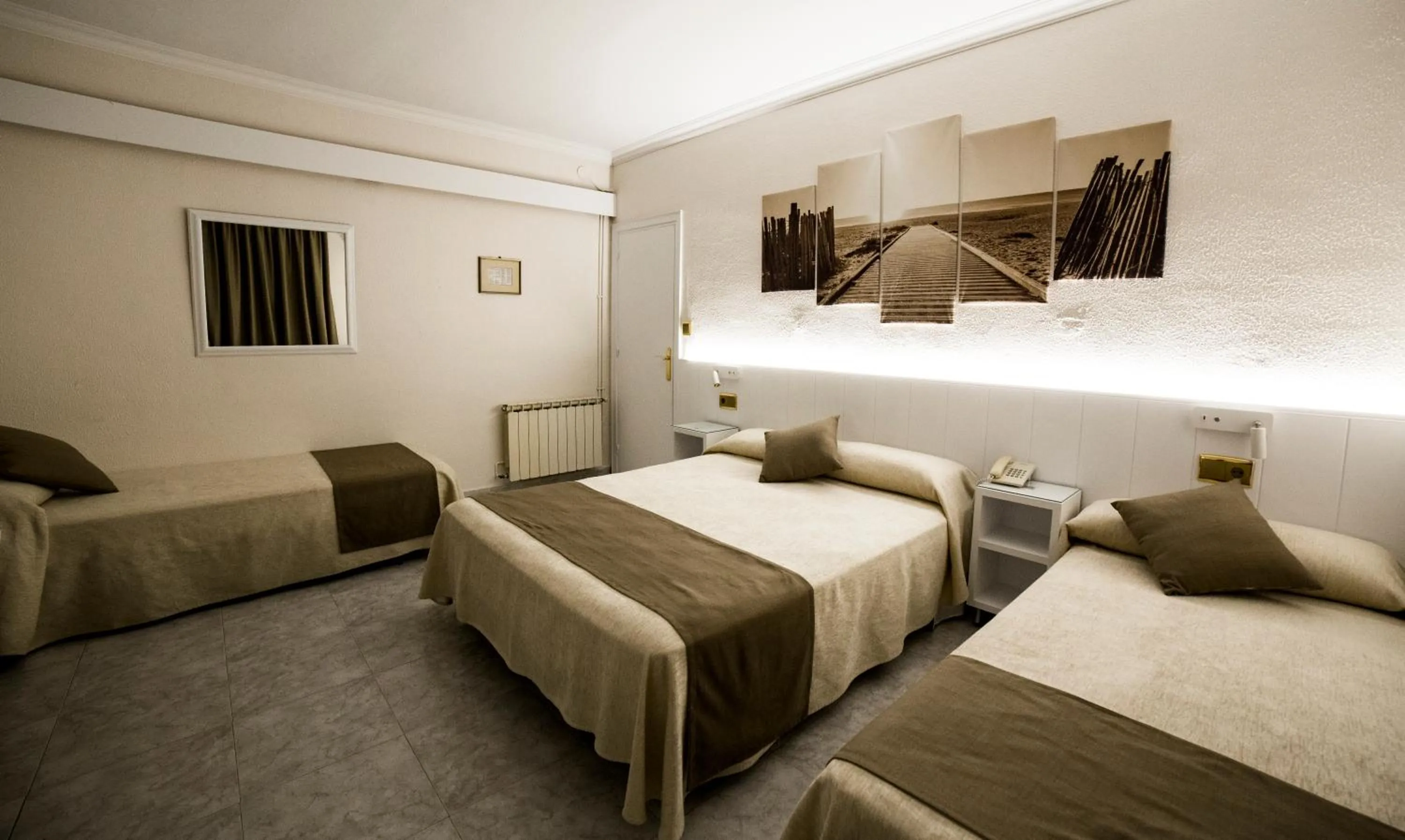 Quadruple Room with Balcony in Hotel Medium Claramar