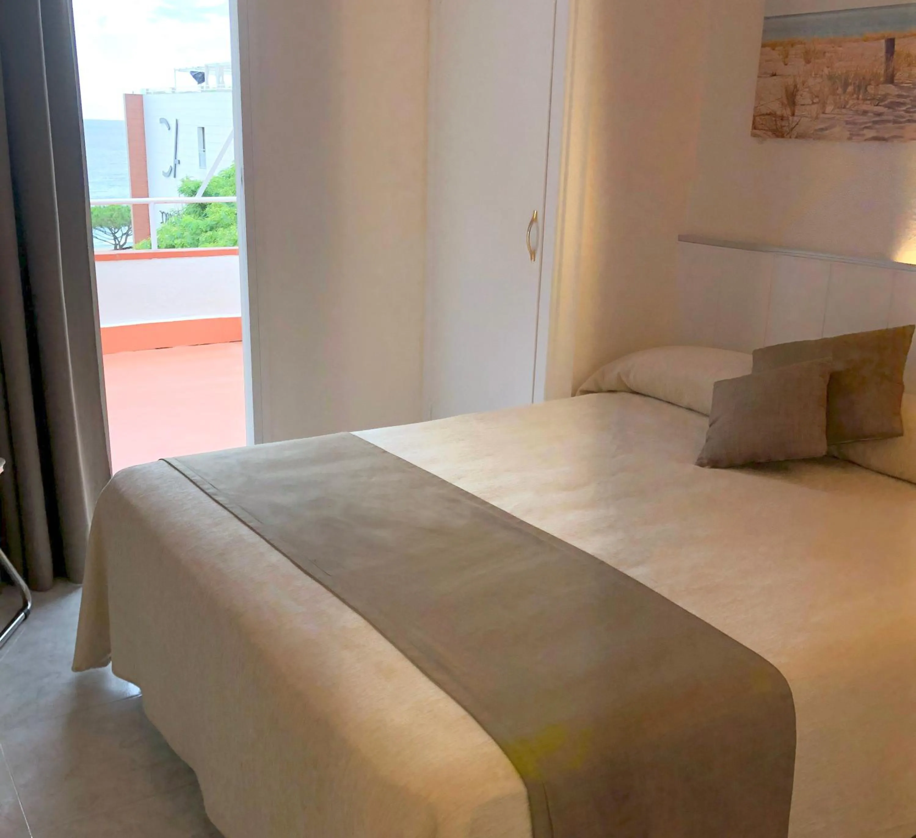 Photo of the whole room, Bed in Hotel Medium Claramar