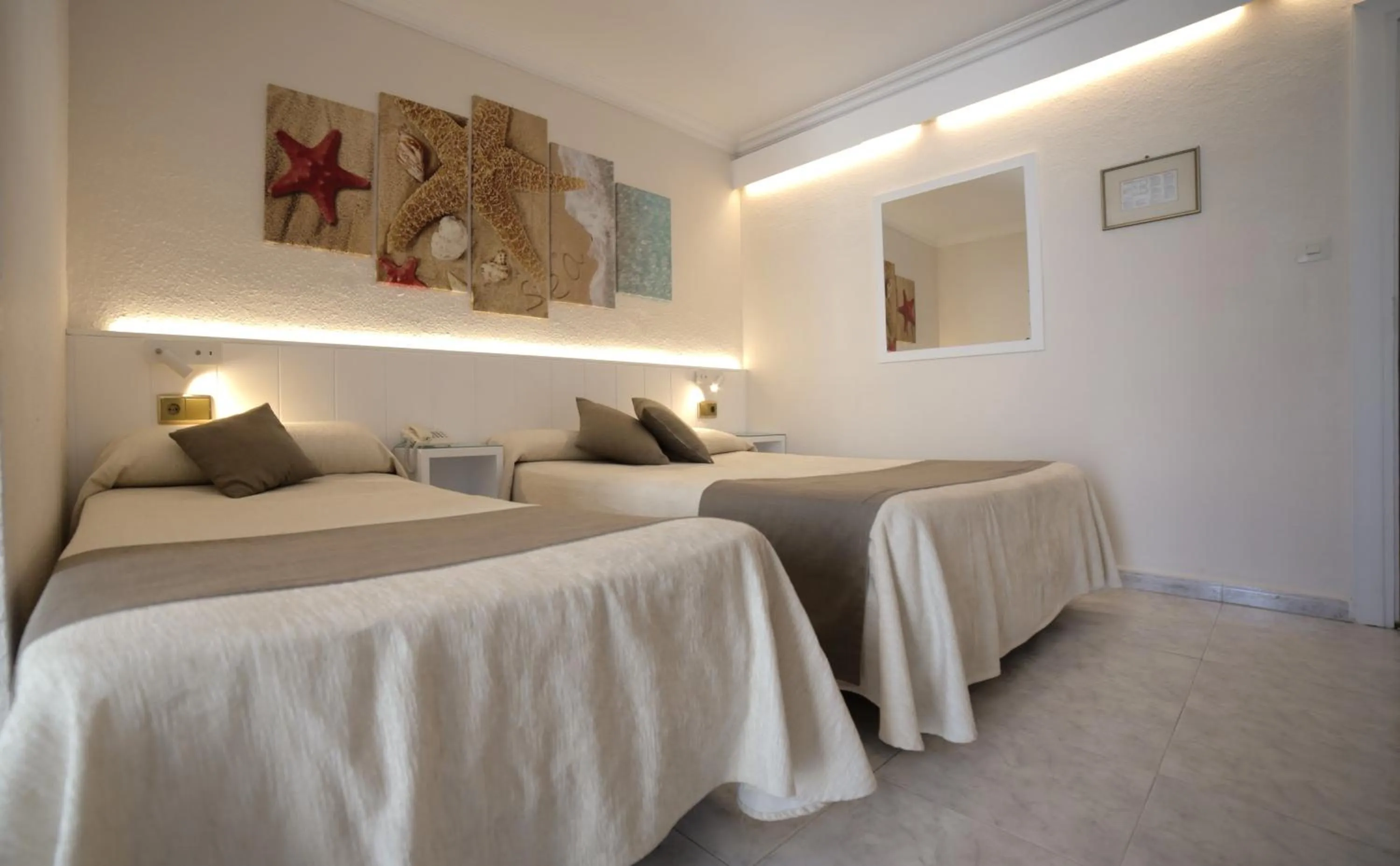 Photo of the whole room, Bed in Hotel Medium Claramar