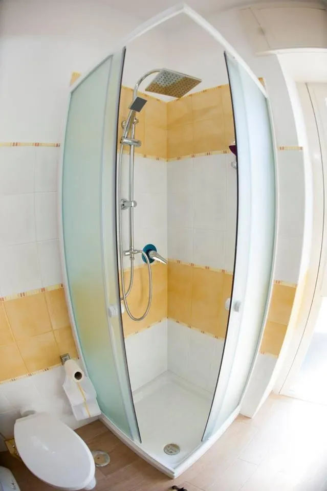 Shower in O' Paese E Masaniello