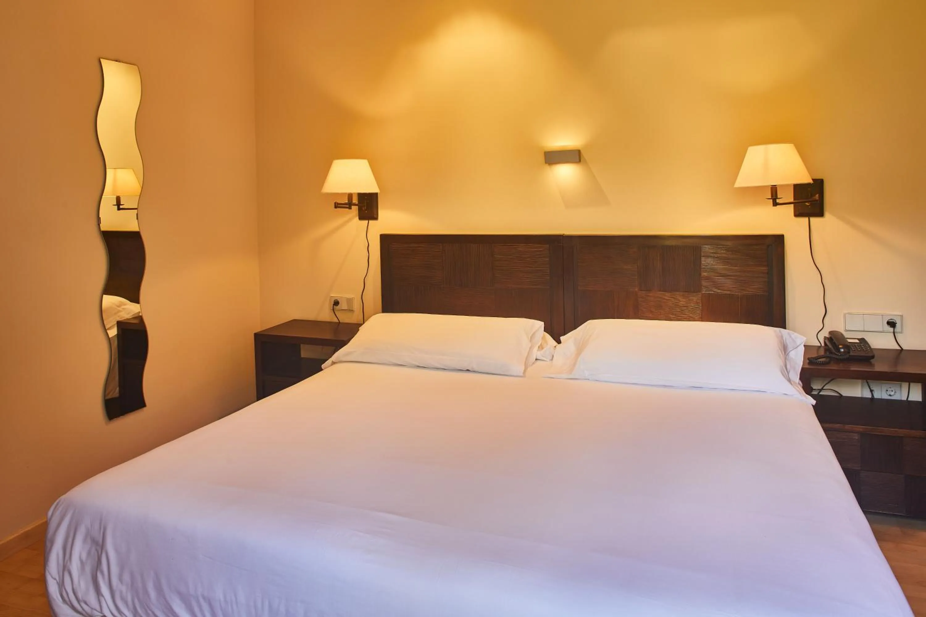 Bedroom, Bed in Silken Ordesa