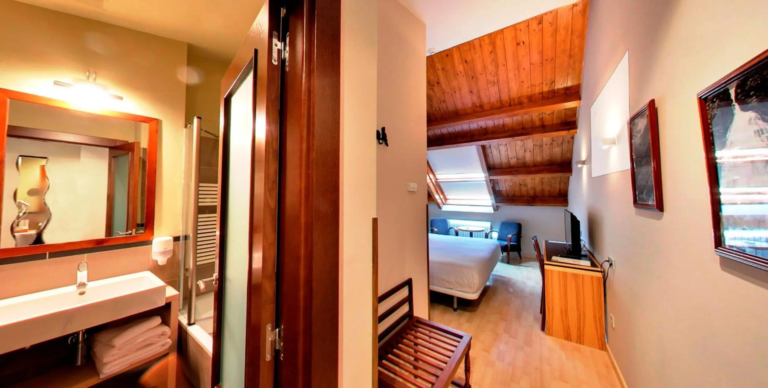 Photo of the whole room, Bed in Silken Ordesa