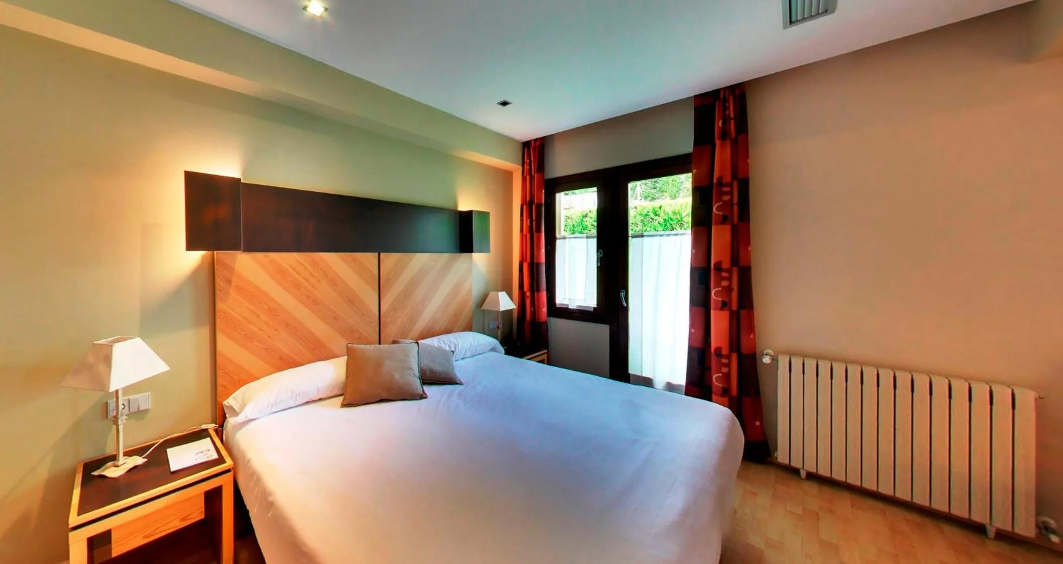 Photo of the whole room, Bed in Silken Ordesa