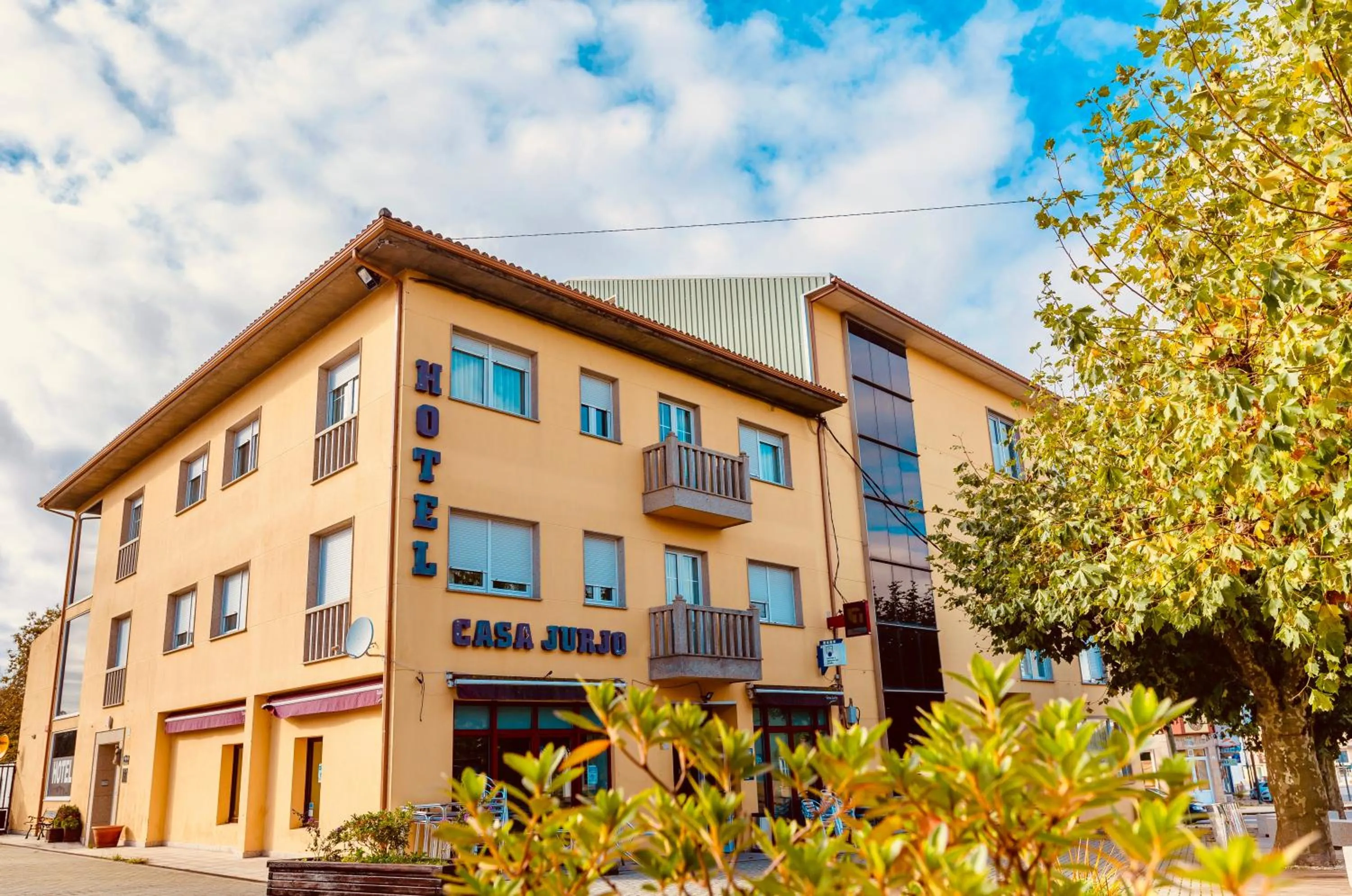 Property building in Hotel Casa Jurjo