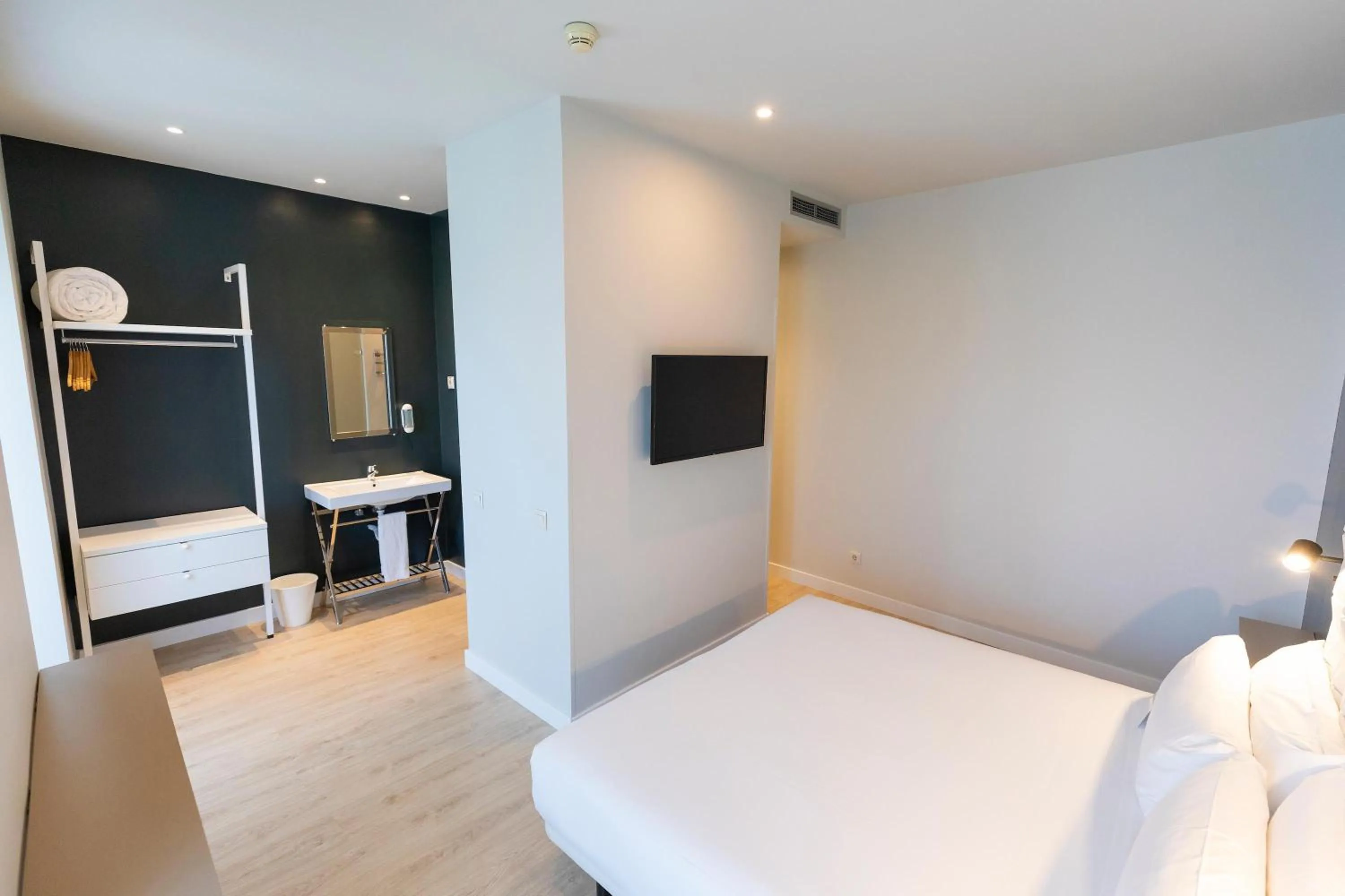 Photo of the whole room, Bed in URBANSEA Atocha 113