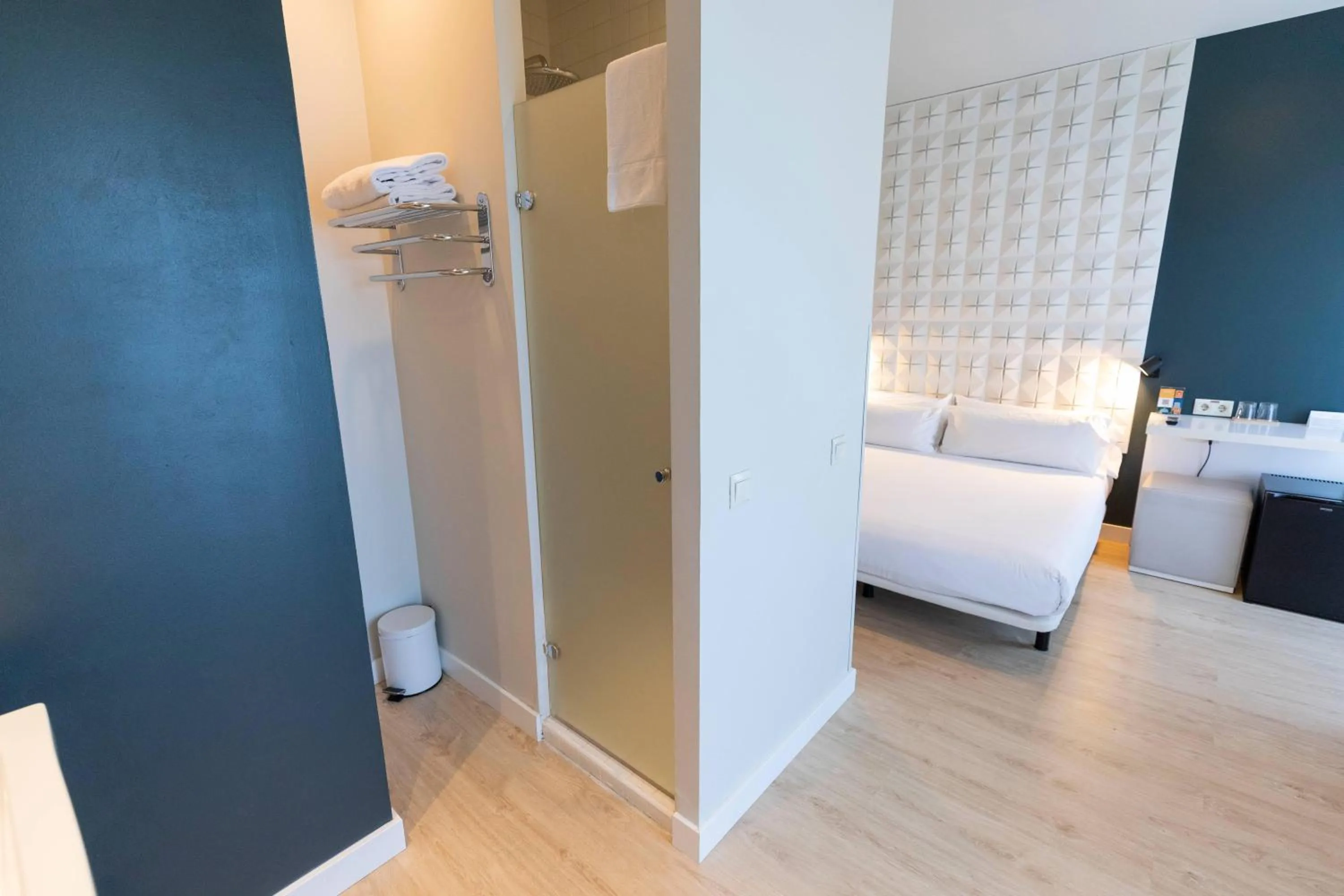 Photo of the whole room, Bed in URBANSEA Atocha 113