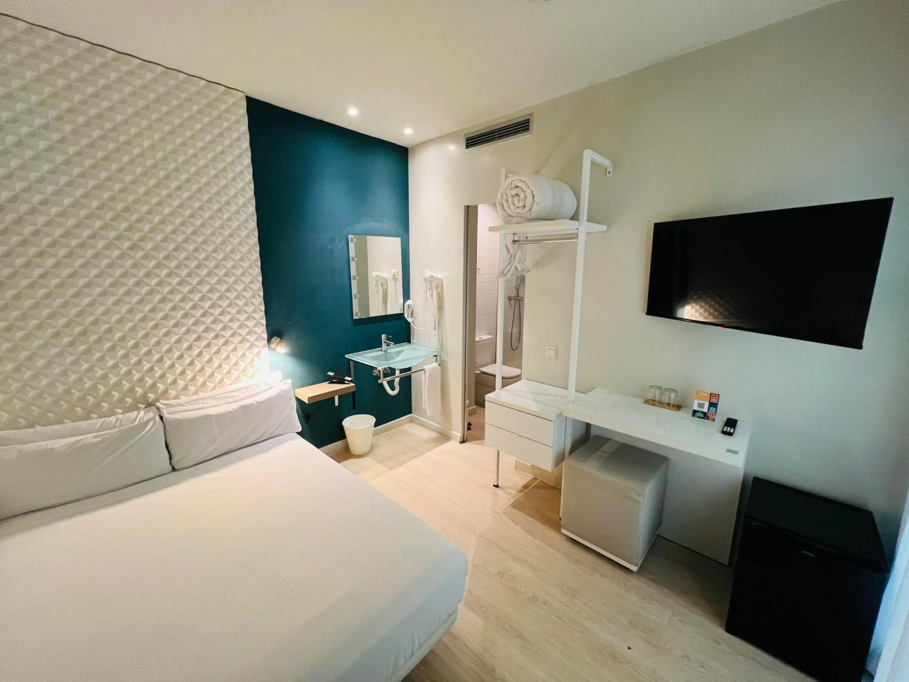 Photo of the whole room, Bed in URBANSEA Atocha 113