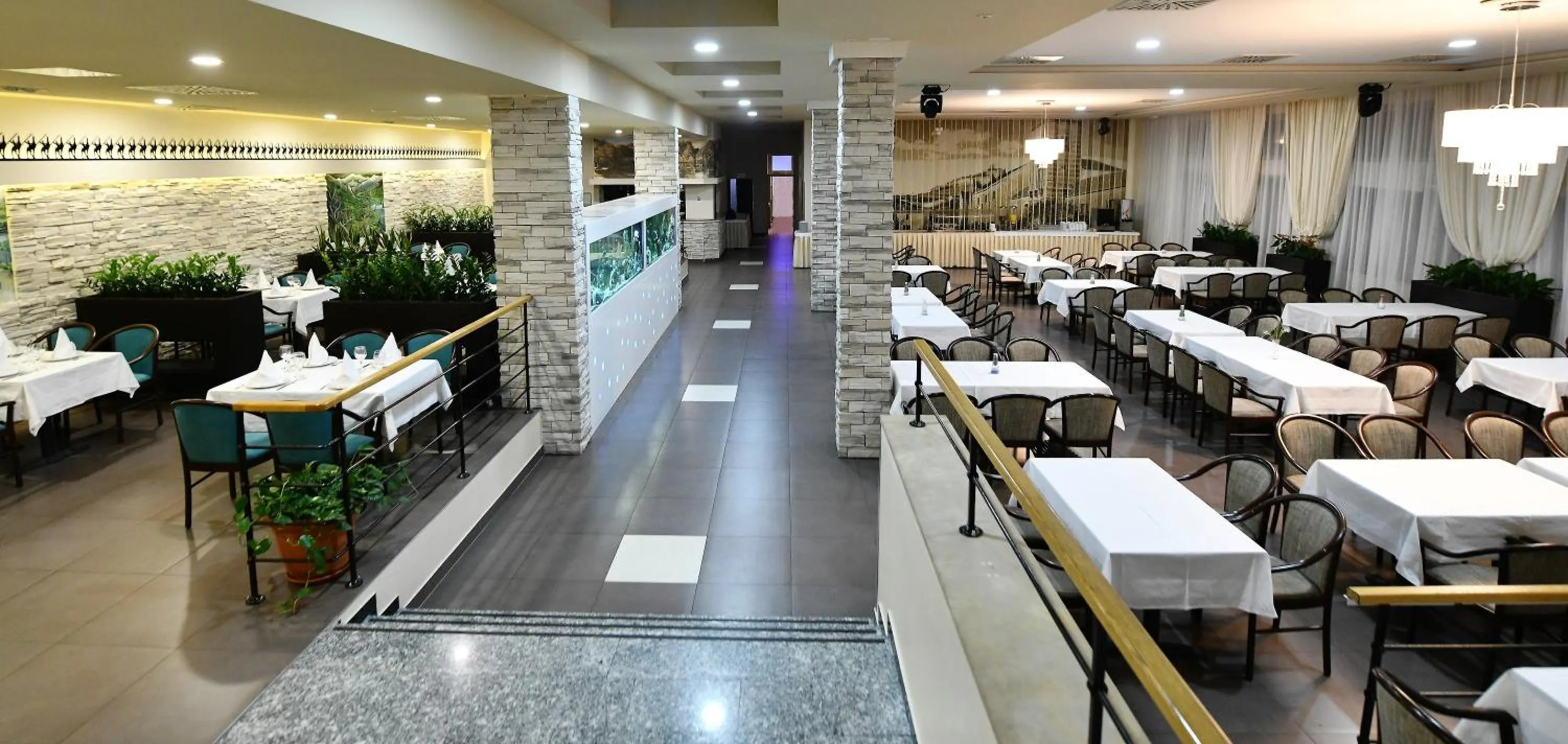 Restaurant/places to eat in Hotel Alkar