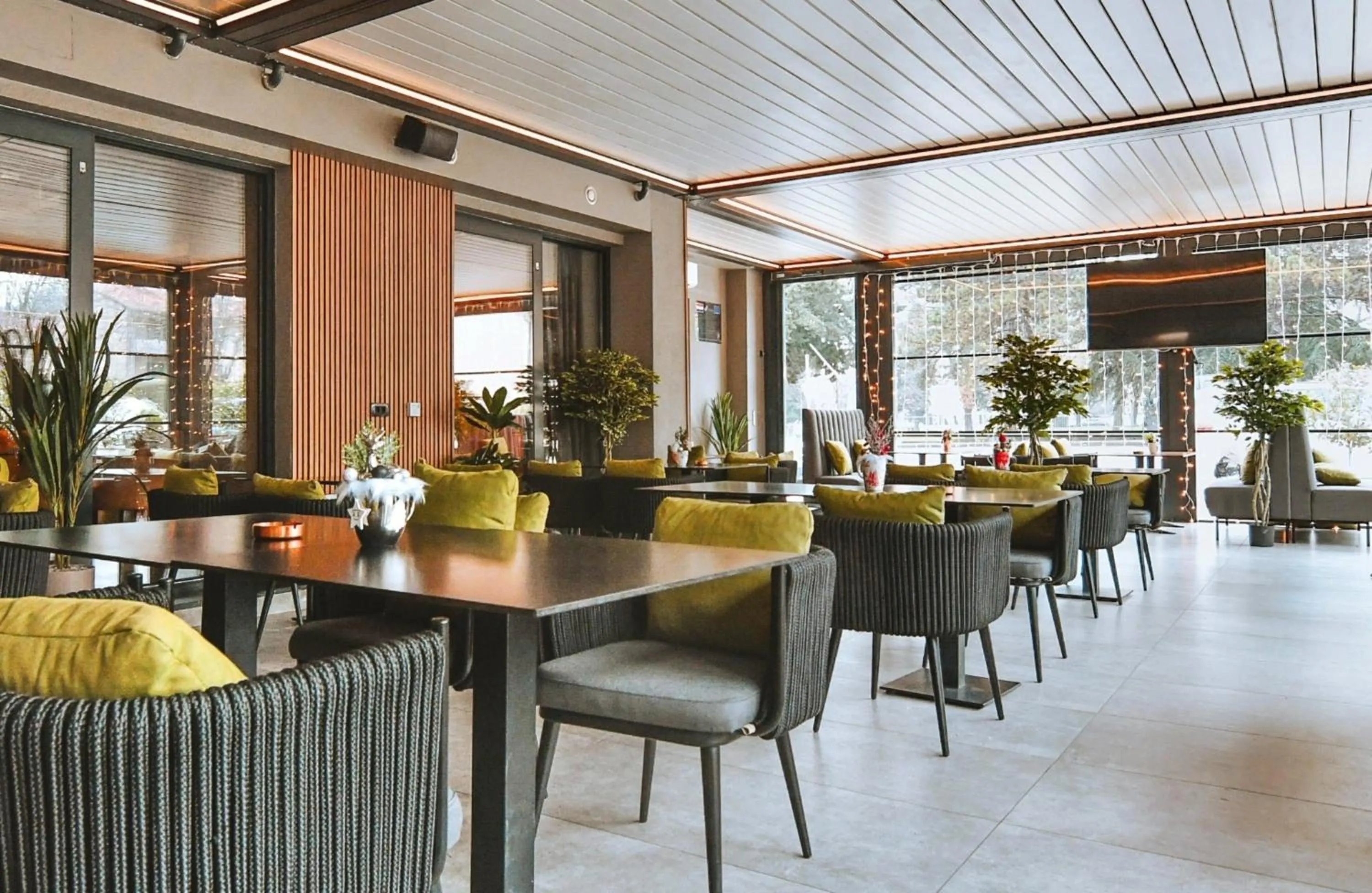 Restaurant/places to eat in Hotel Alkar