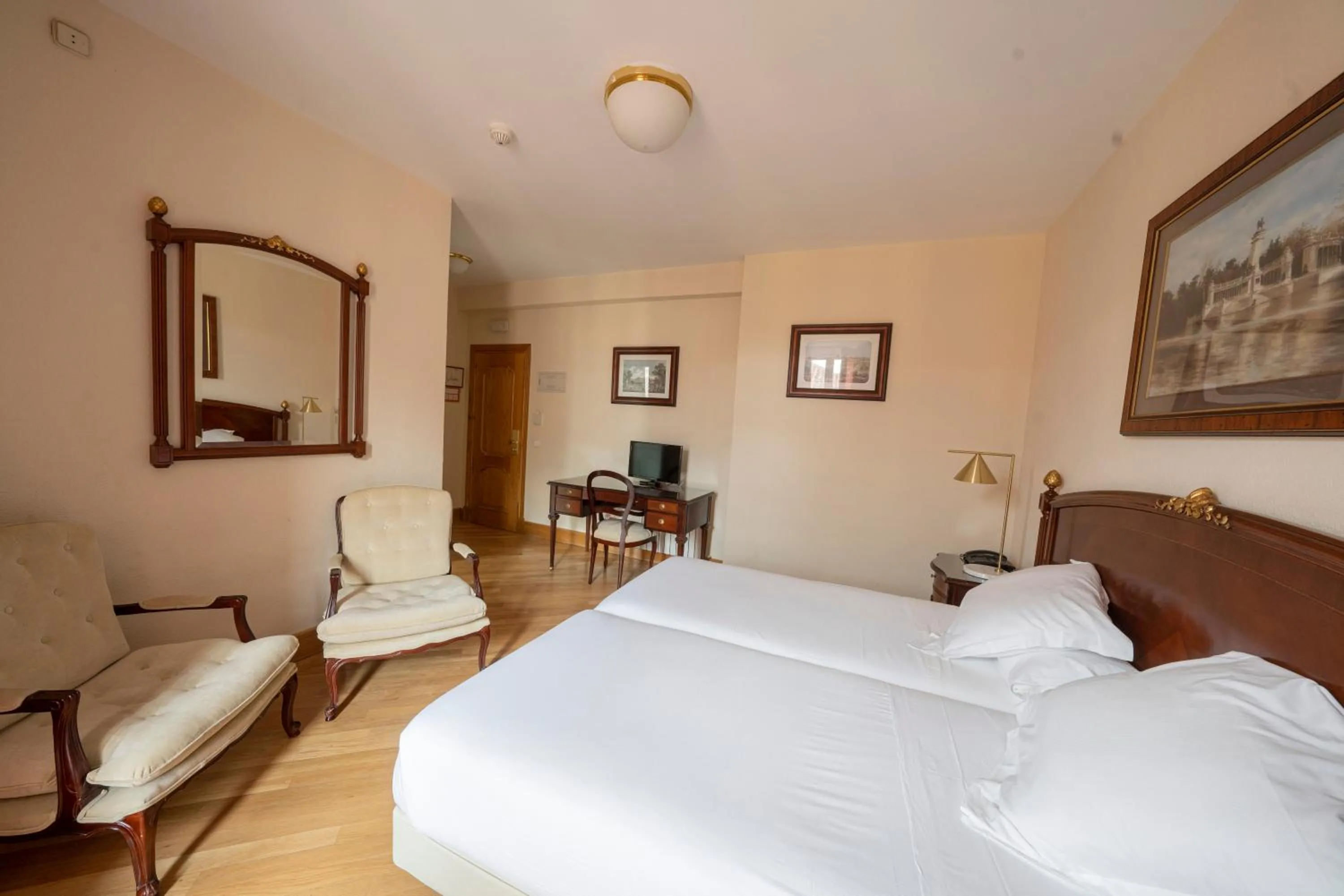 Photo of the whole room, Bed in Miranda & Suizo