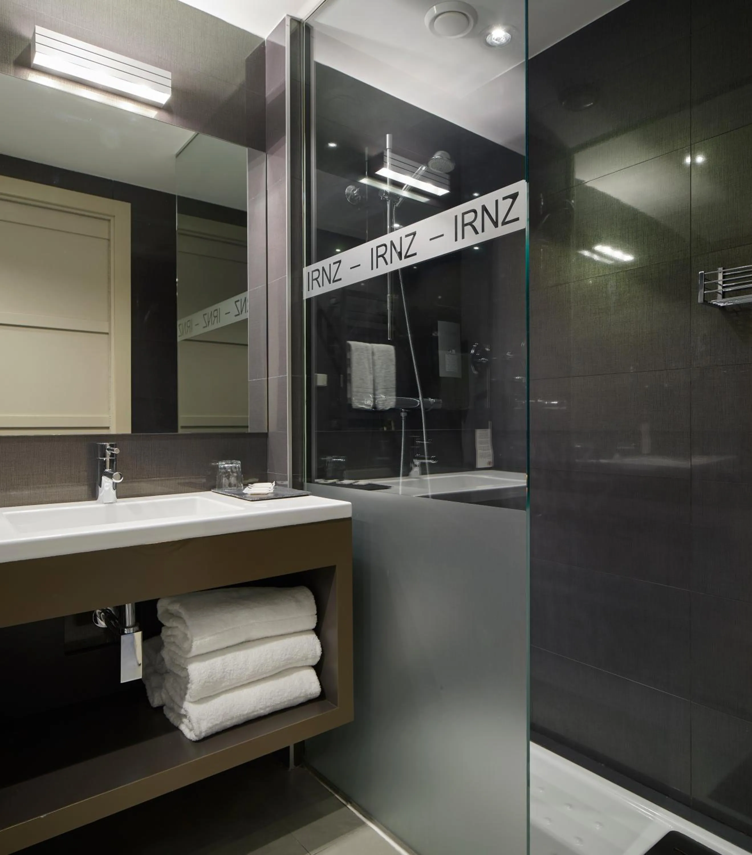 Shower in FeelFree STAYS Basoa