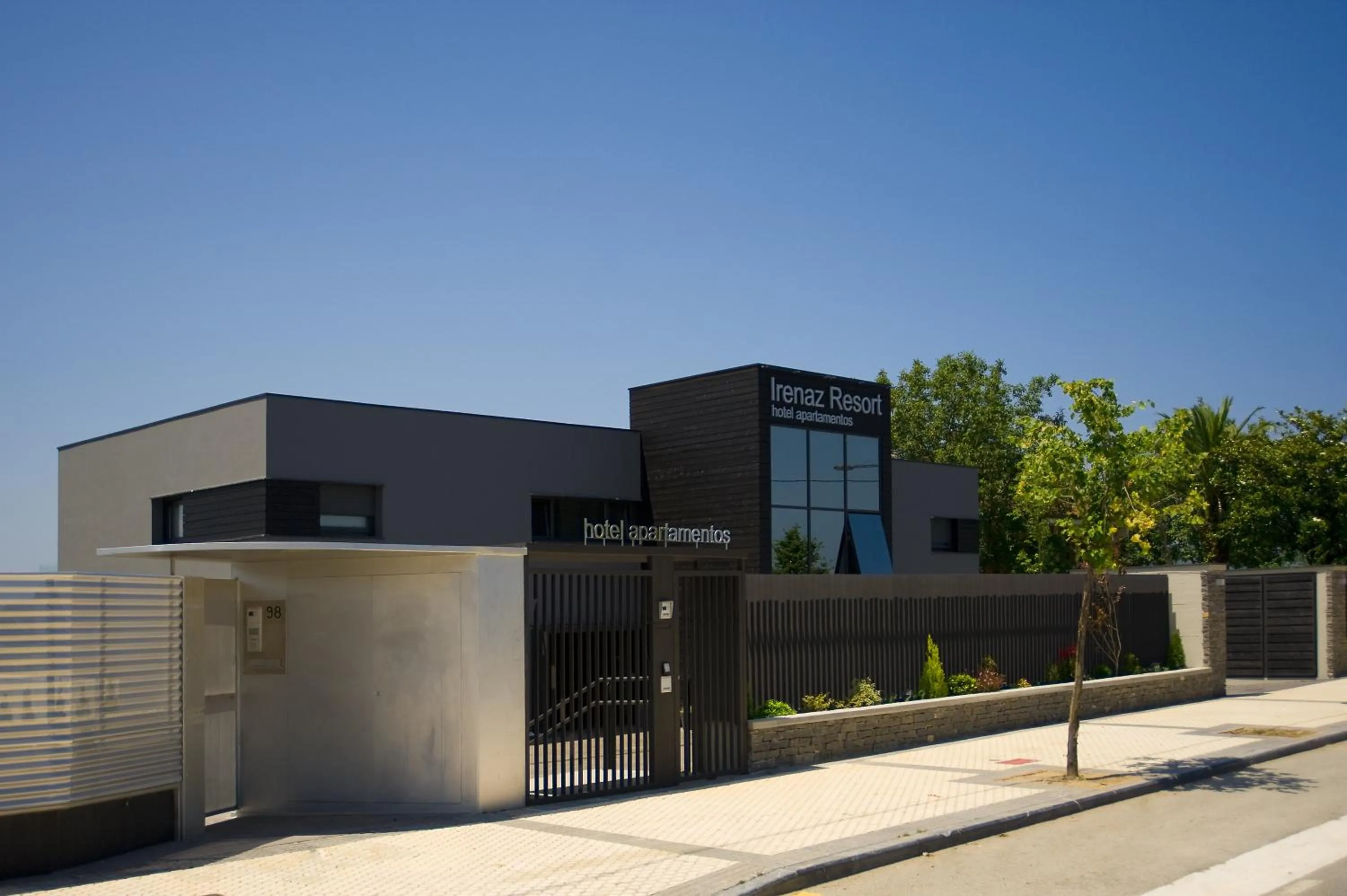 Facade/entrance in FeelFree STAYS Basoa