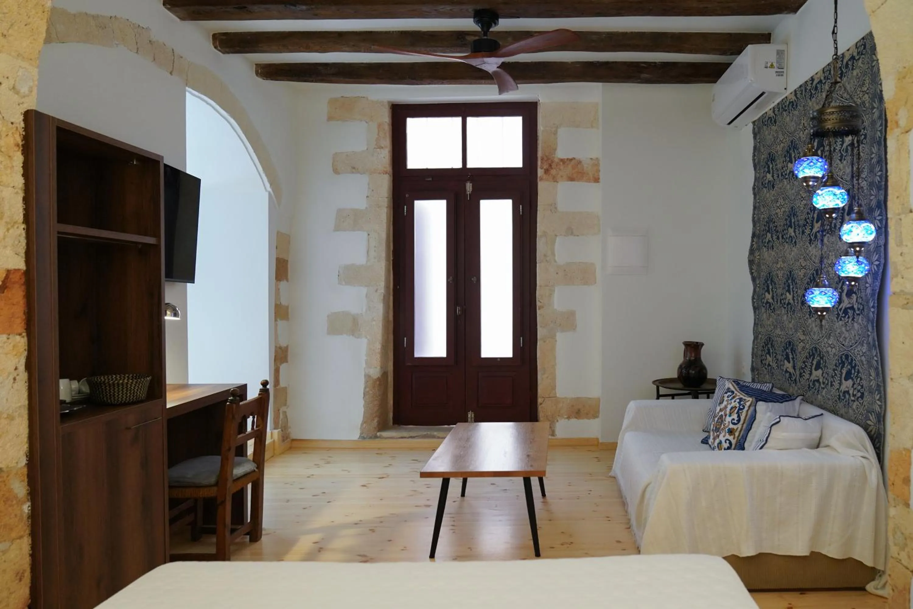 TV and multimedia, Bed in Venetian Palace Chania