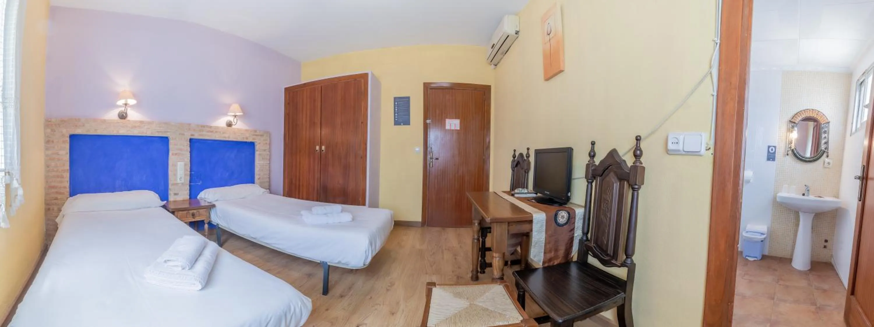 Photo of the whole room, Bed in Hosteria Tierrallana by Juypehotel