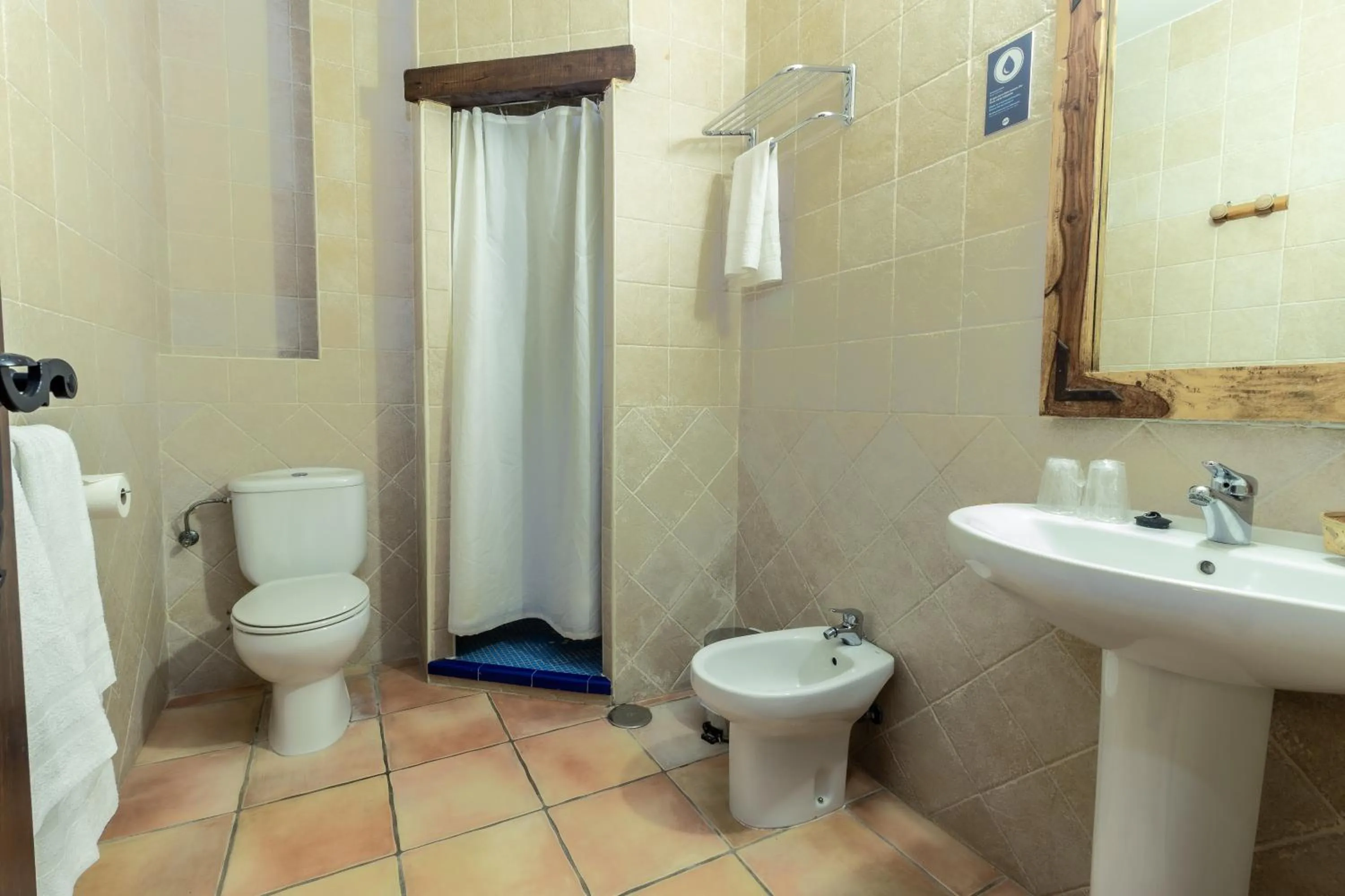 Bathroom in Hosteria Tierrallana by Juypehotel