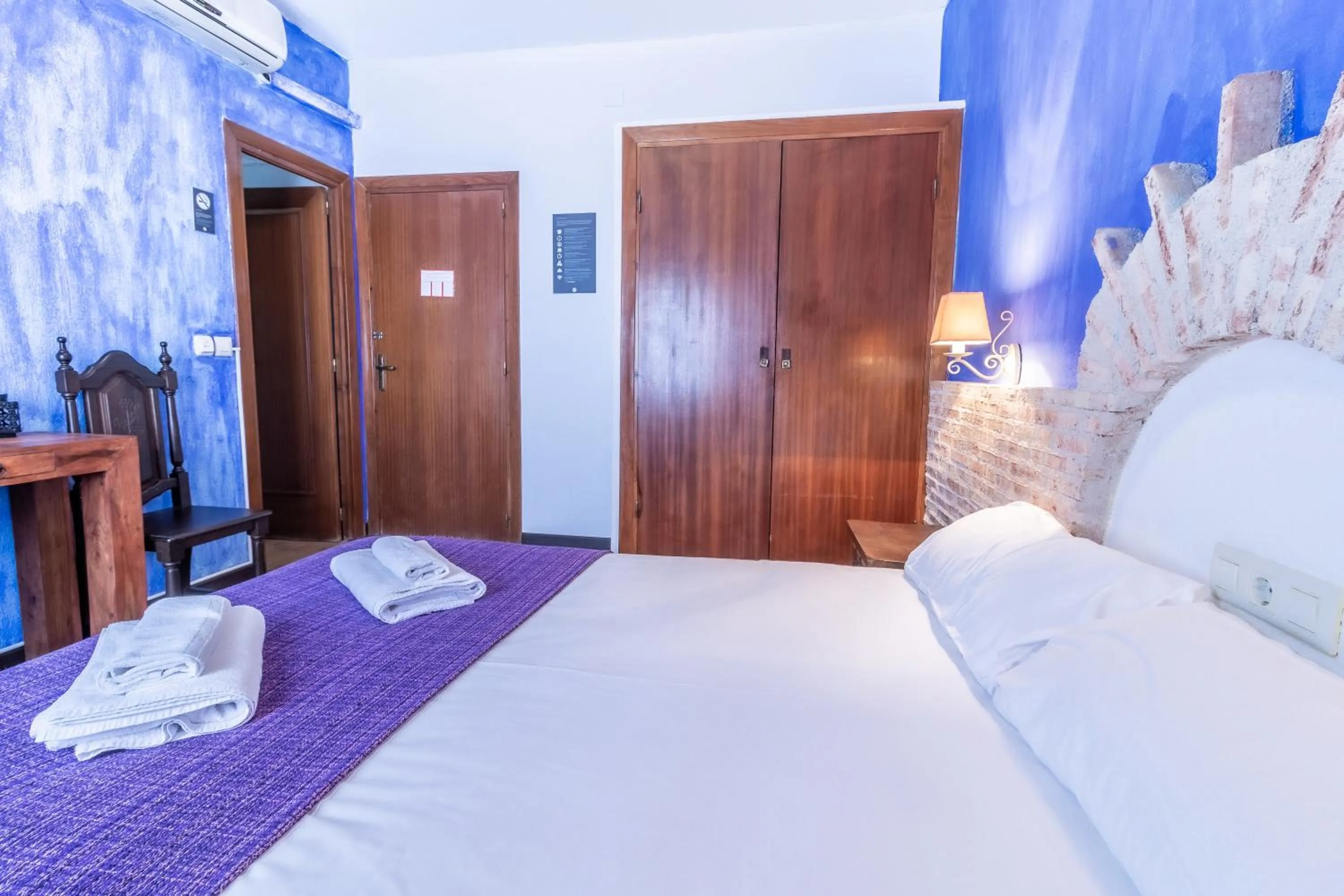 Photo of the whole room, Bed in Hosteria Tierrallana by Juypehotel