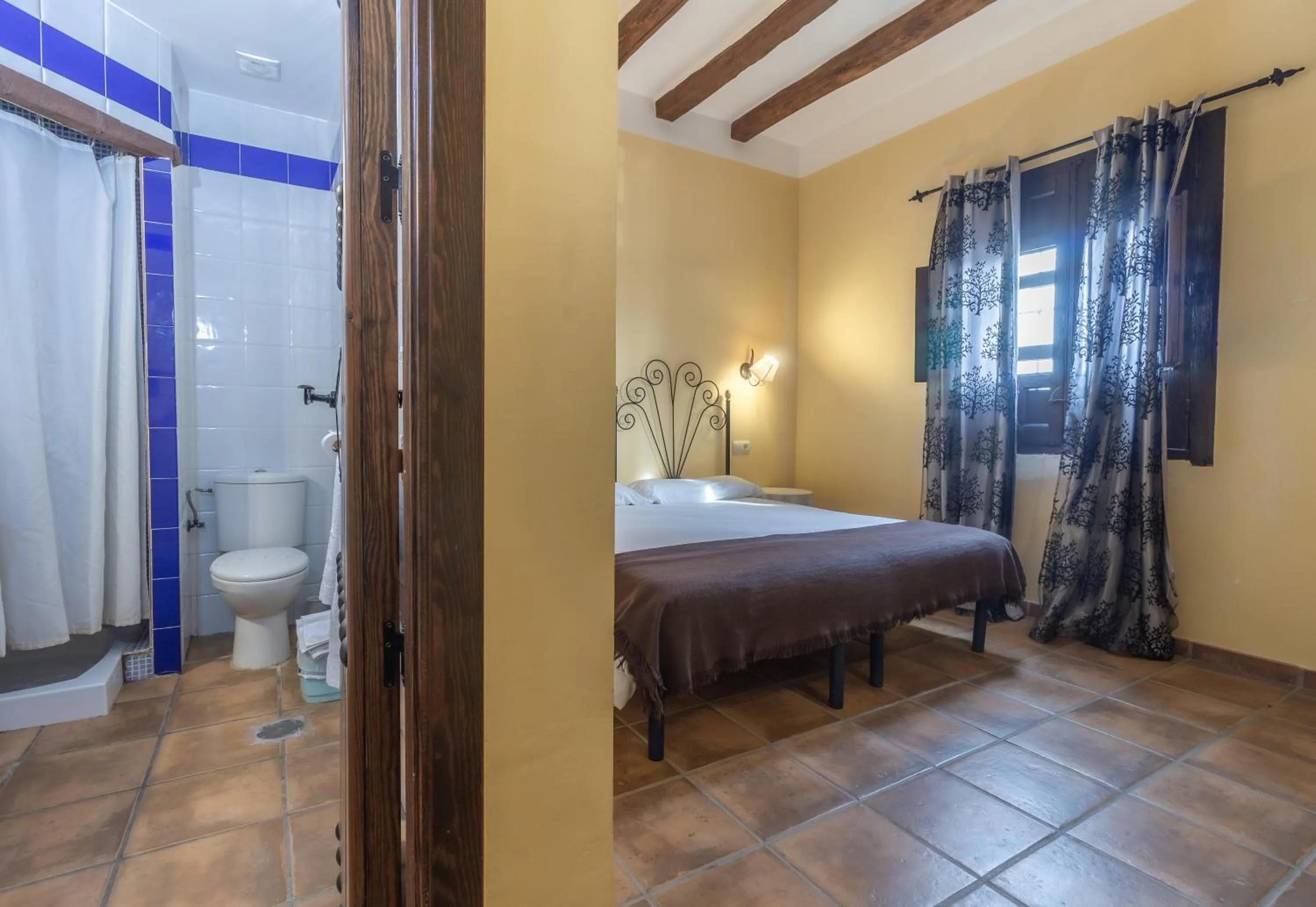 Photo of the whole room in Hosteria Tierrallana by Juypehotel