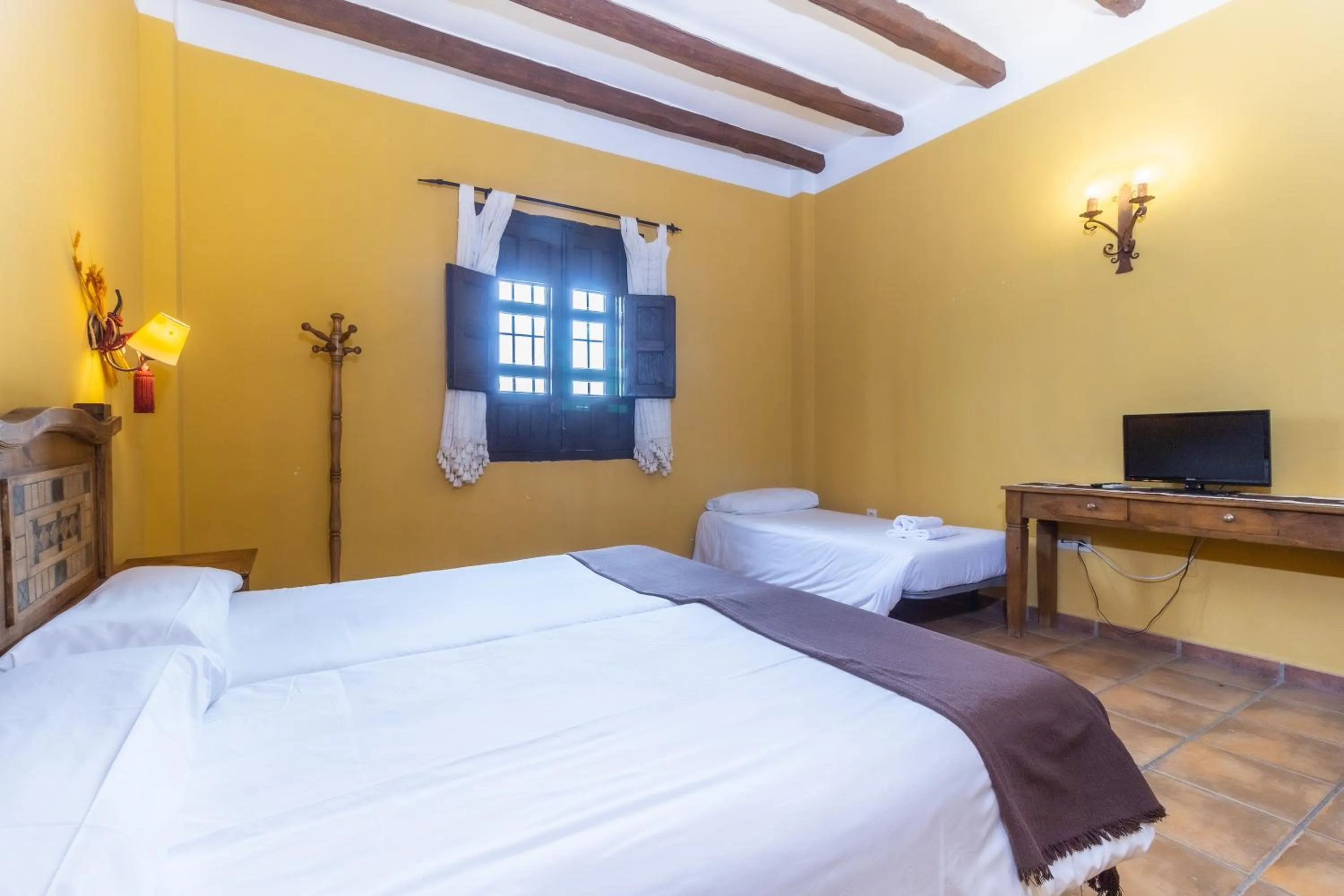 Photo of the whole room, Bed in Hosteria Tierrallana by Juypehotel