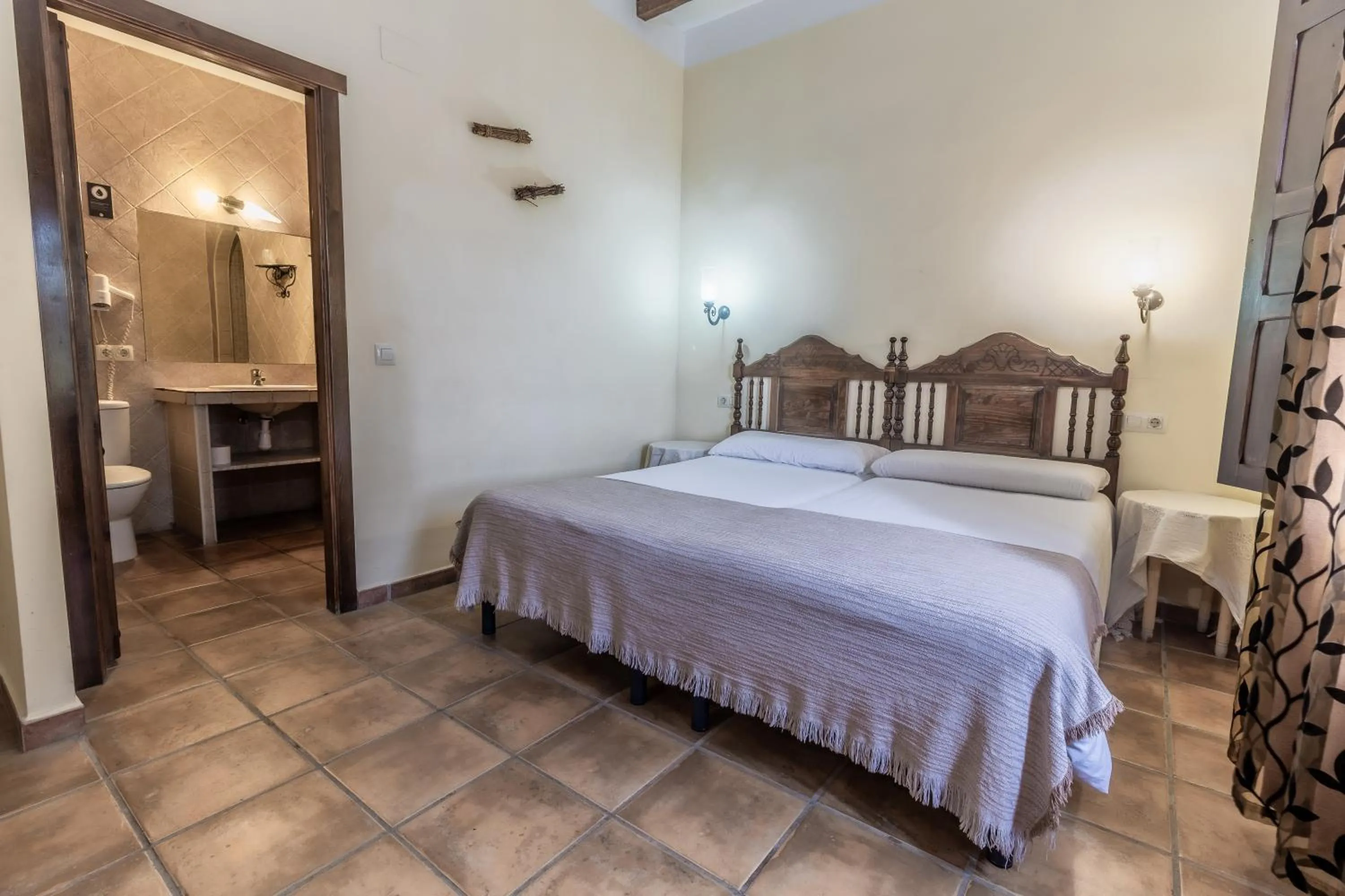 Photo of the whole room, Bed in Hosteria Tierrallana by Juypehotel