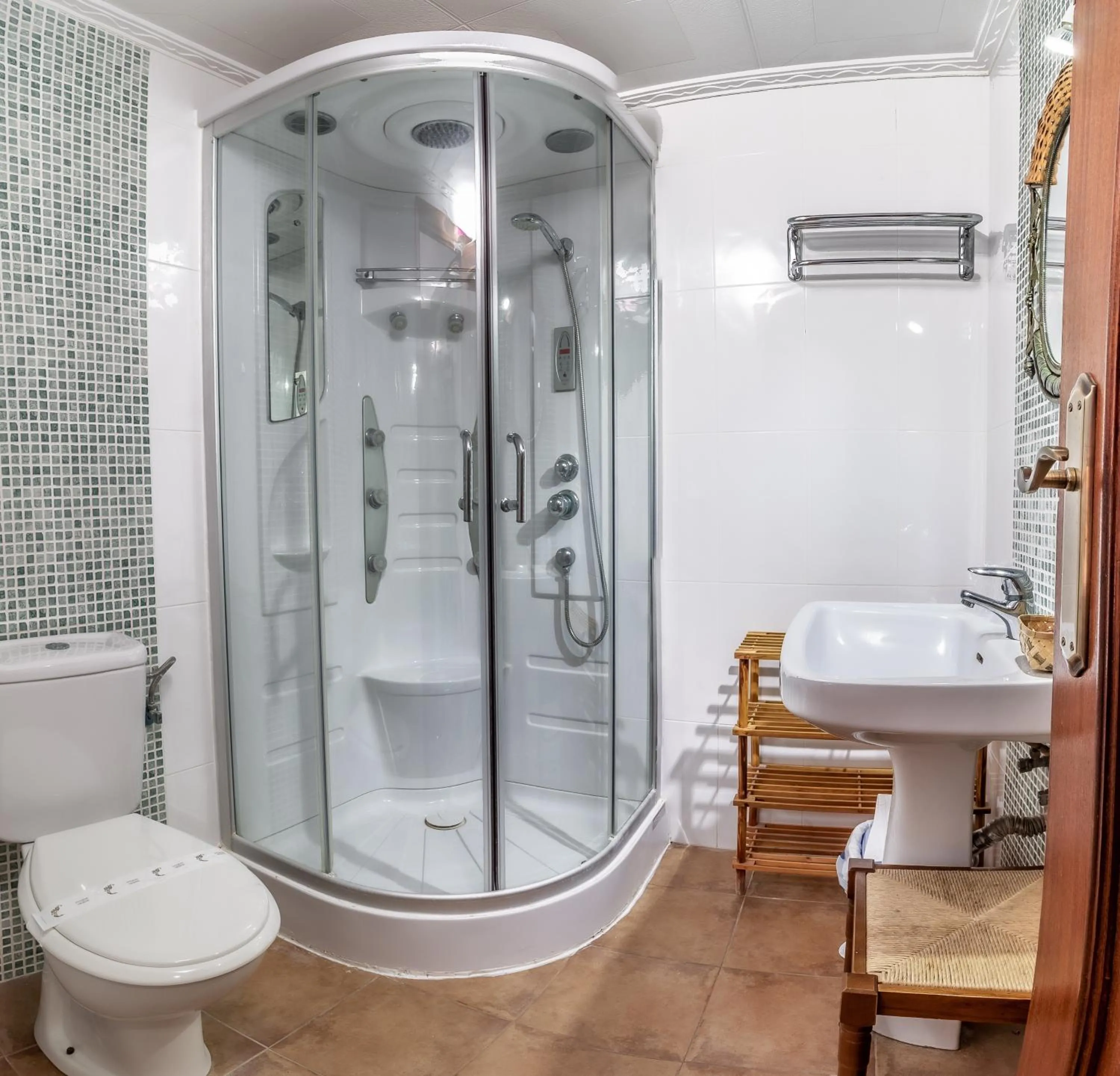 Bathroom in Hosteria Tierrallana by Juypehotel