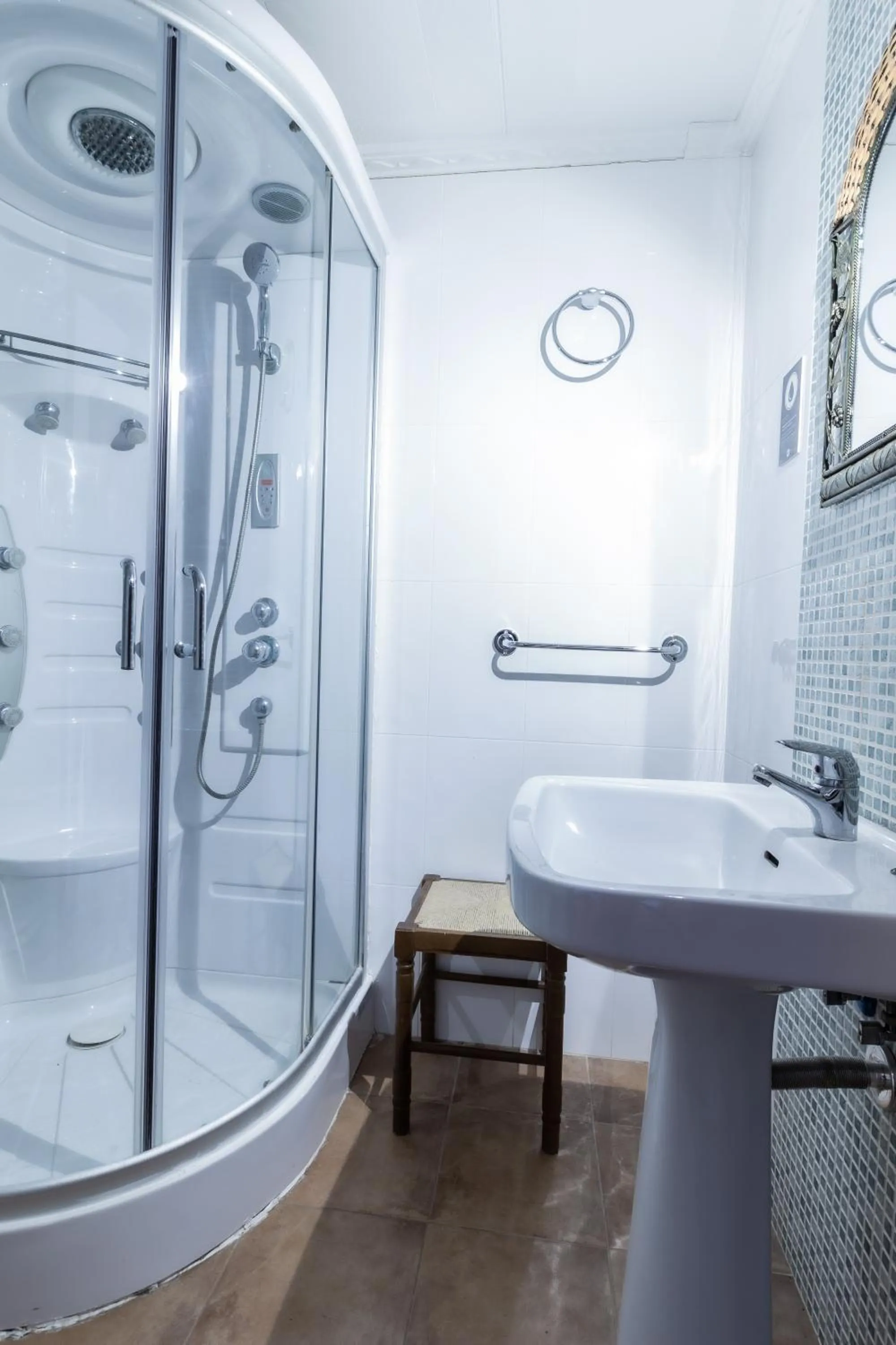 Bathroom in Hosteria Tierrallana by Juypehotel