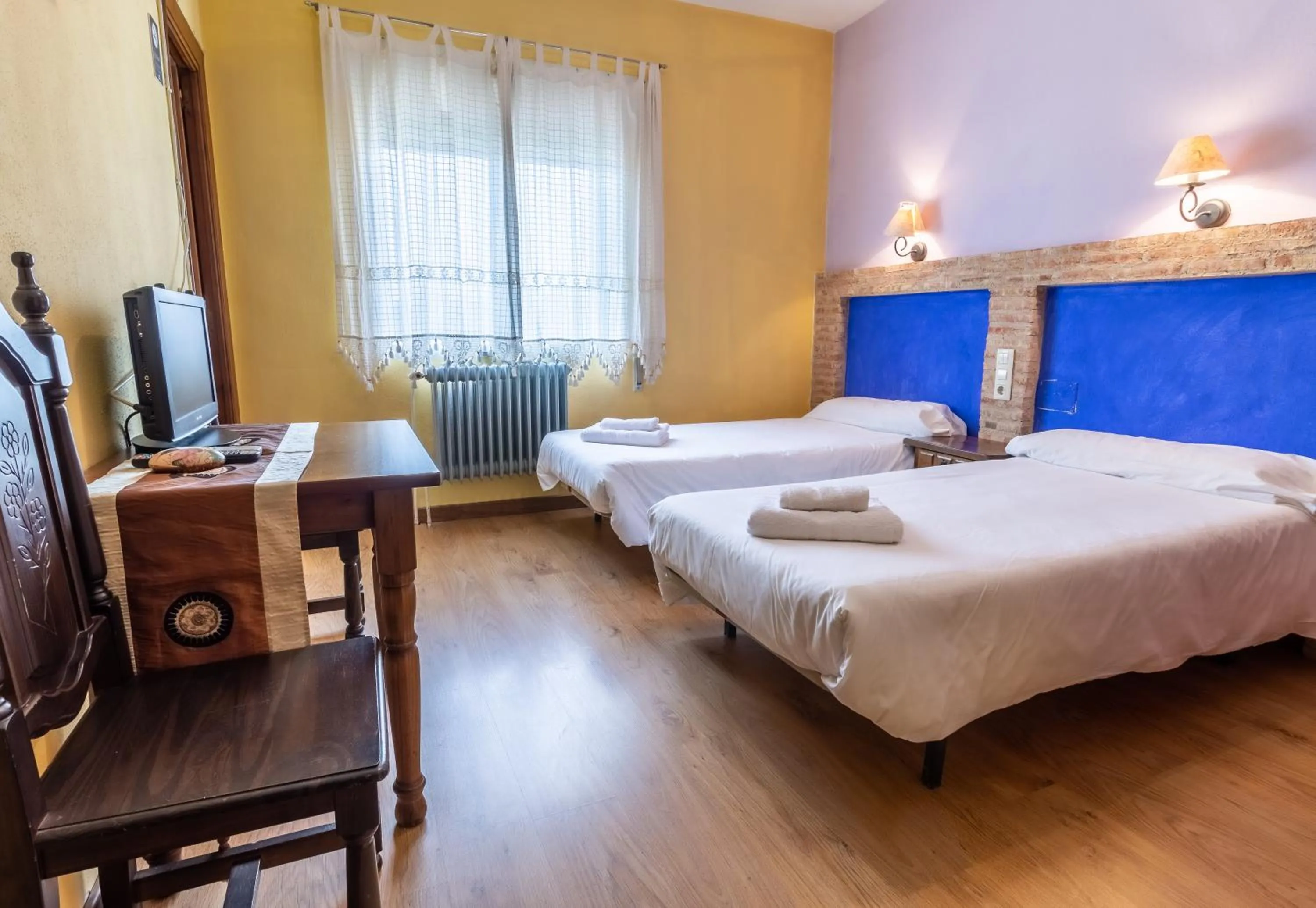 Photo of the whole room, Bed in Hosteria Tierrallana by Juypehotel