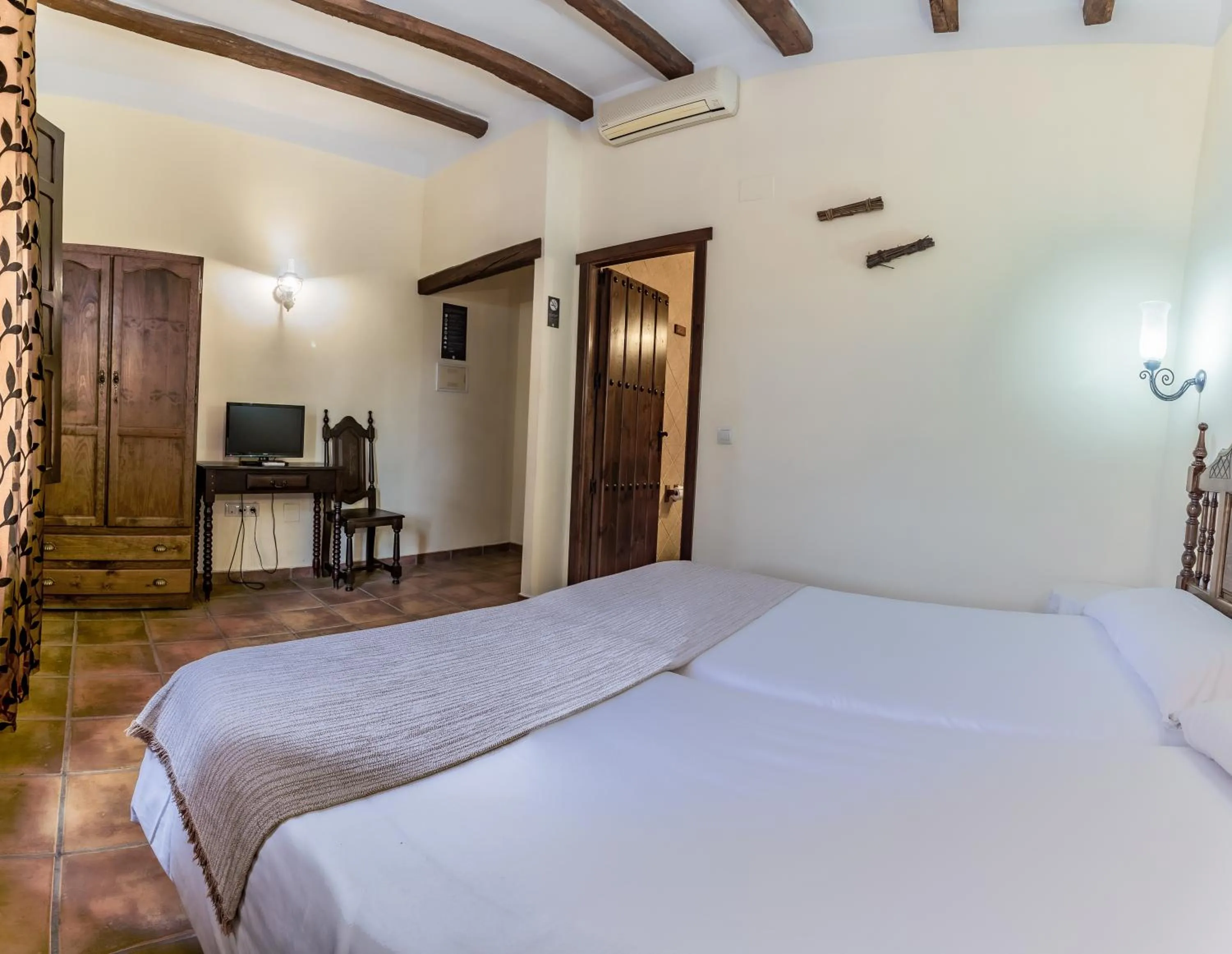 Photo of the whole room, Bed in Hosteria Tierrallana by Juypehotel