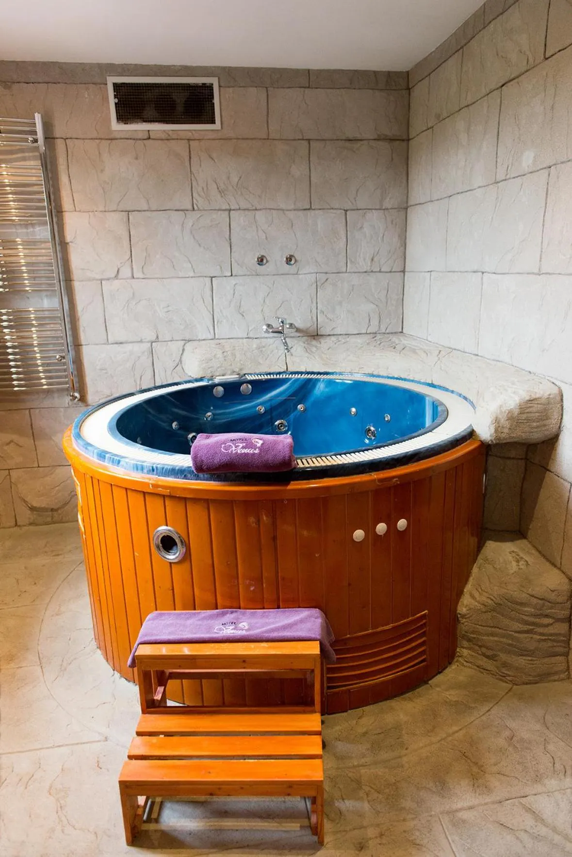 Hot Tub in Motel Venus Valladolid