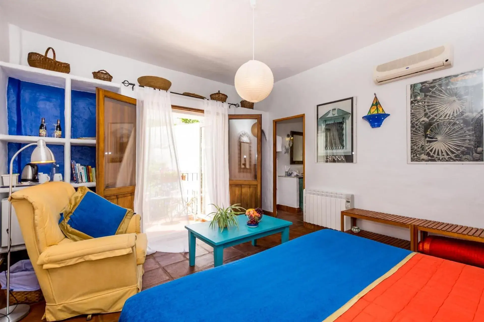 Seating area, Bed in Hotel Los Castaños Seating area, Bed in Hotel Los Castaños